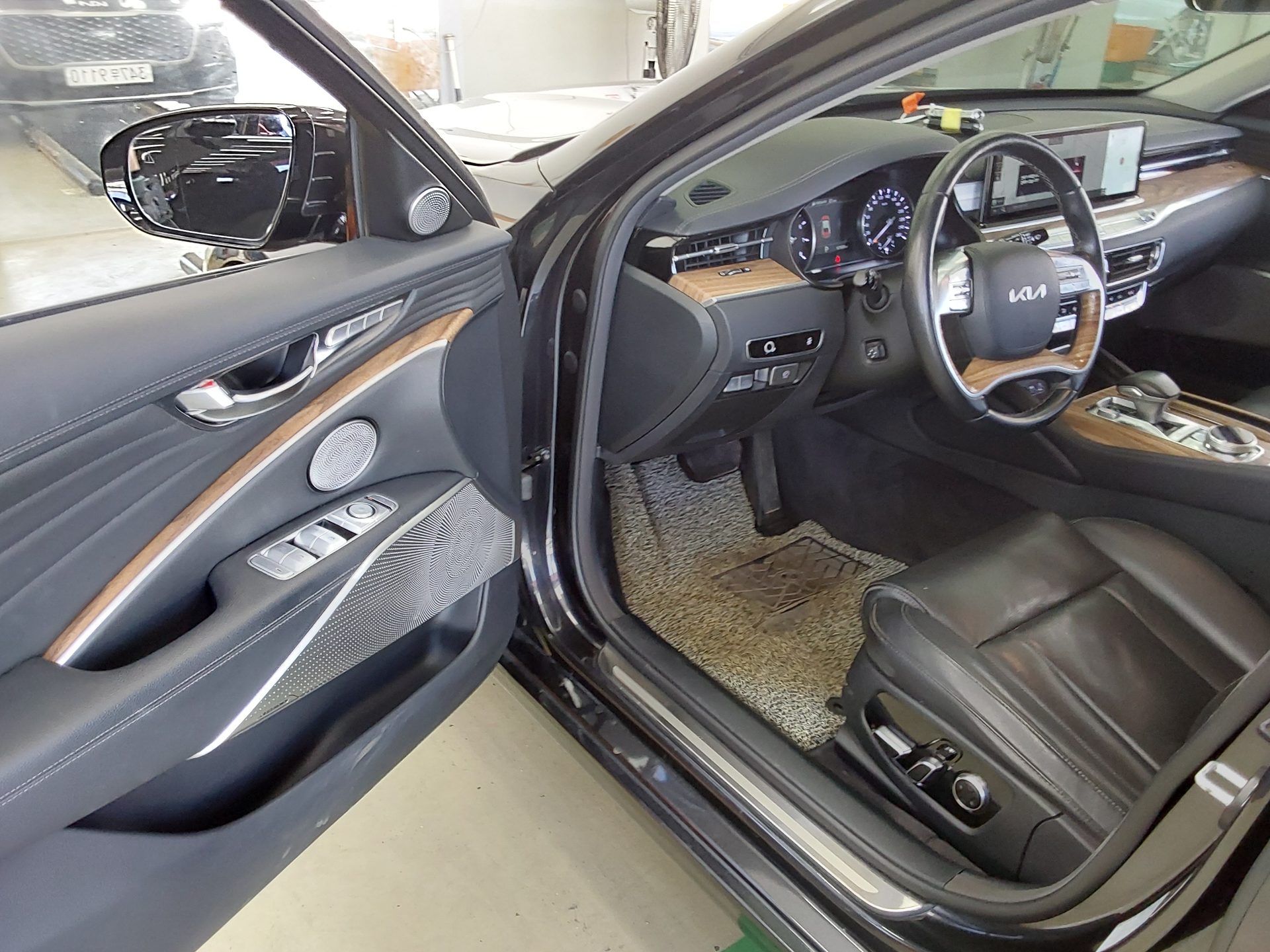 2022 - kia k9