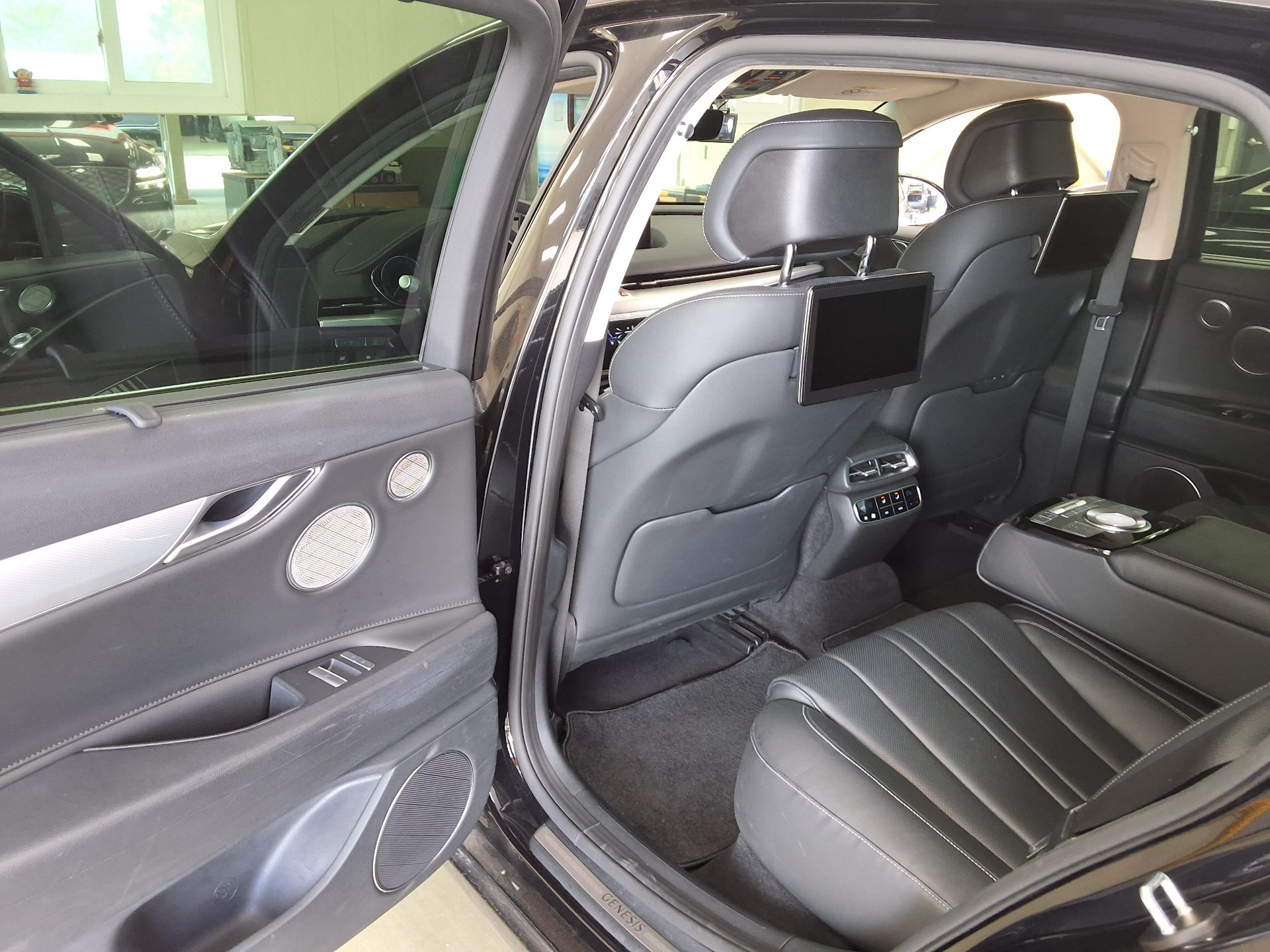 2022 - genesis eg80