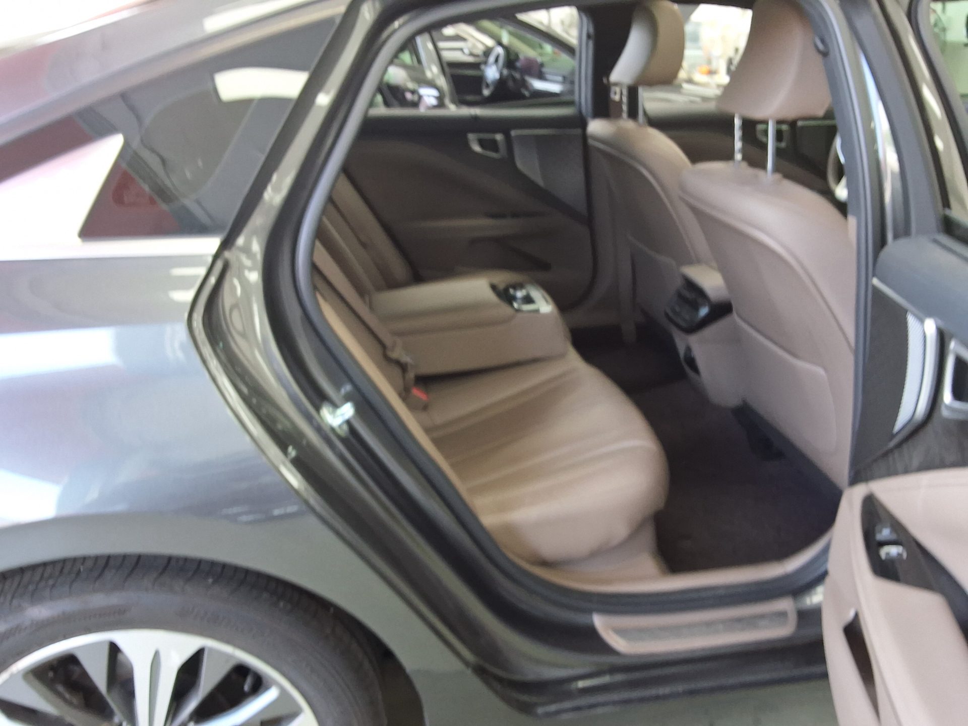 2023 - kia k8