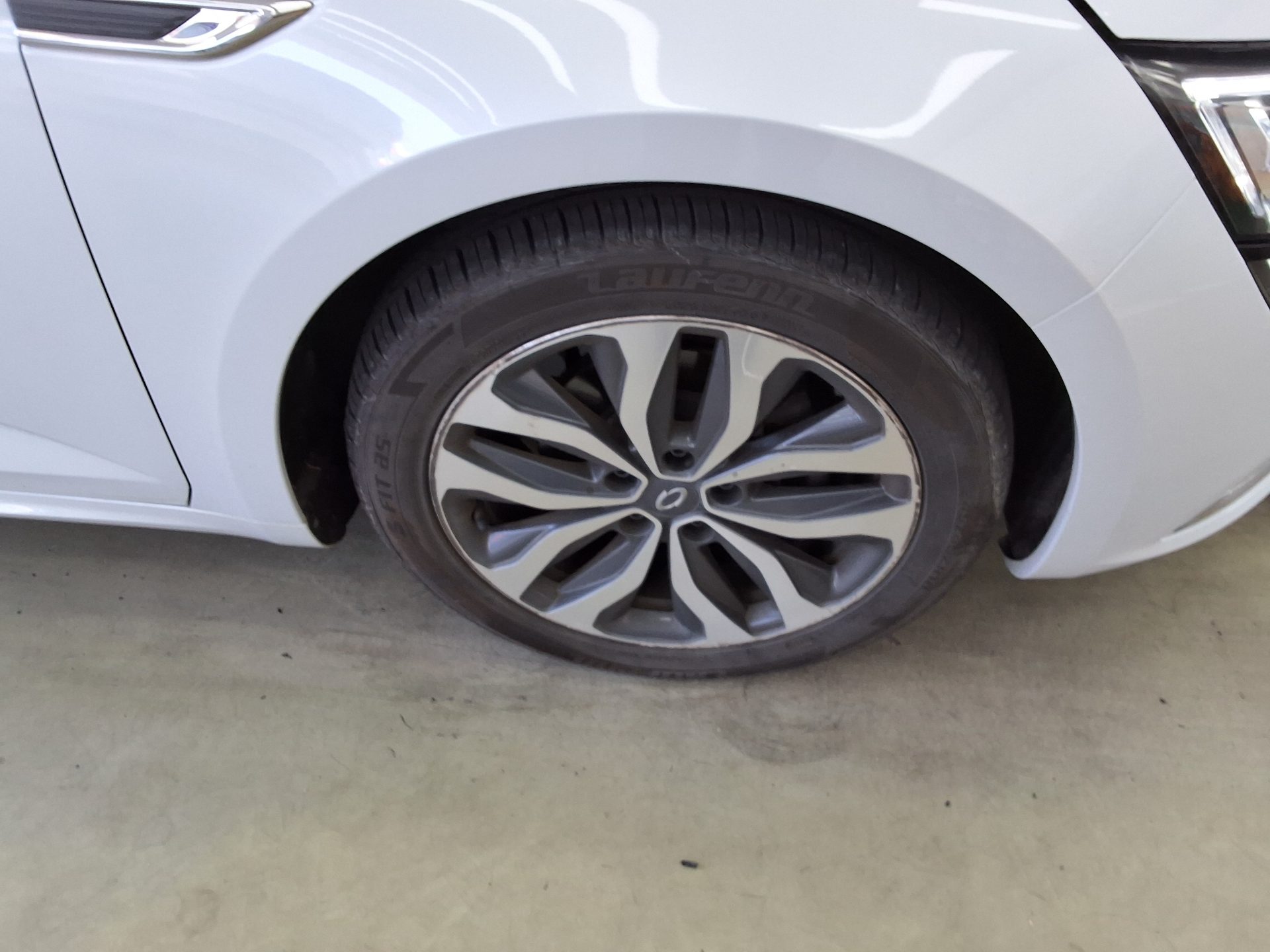 2016 - renault sm6