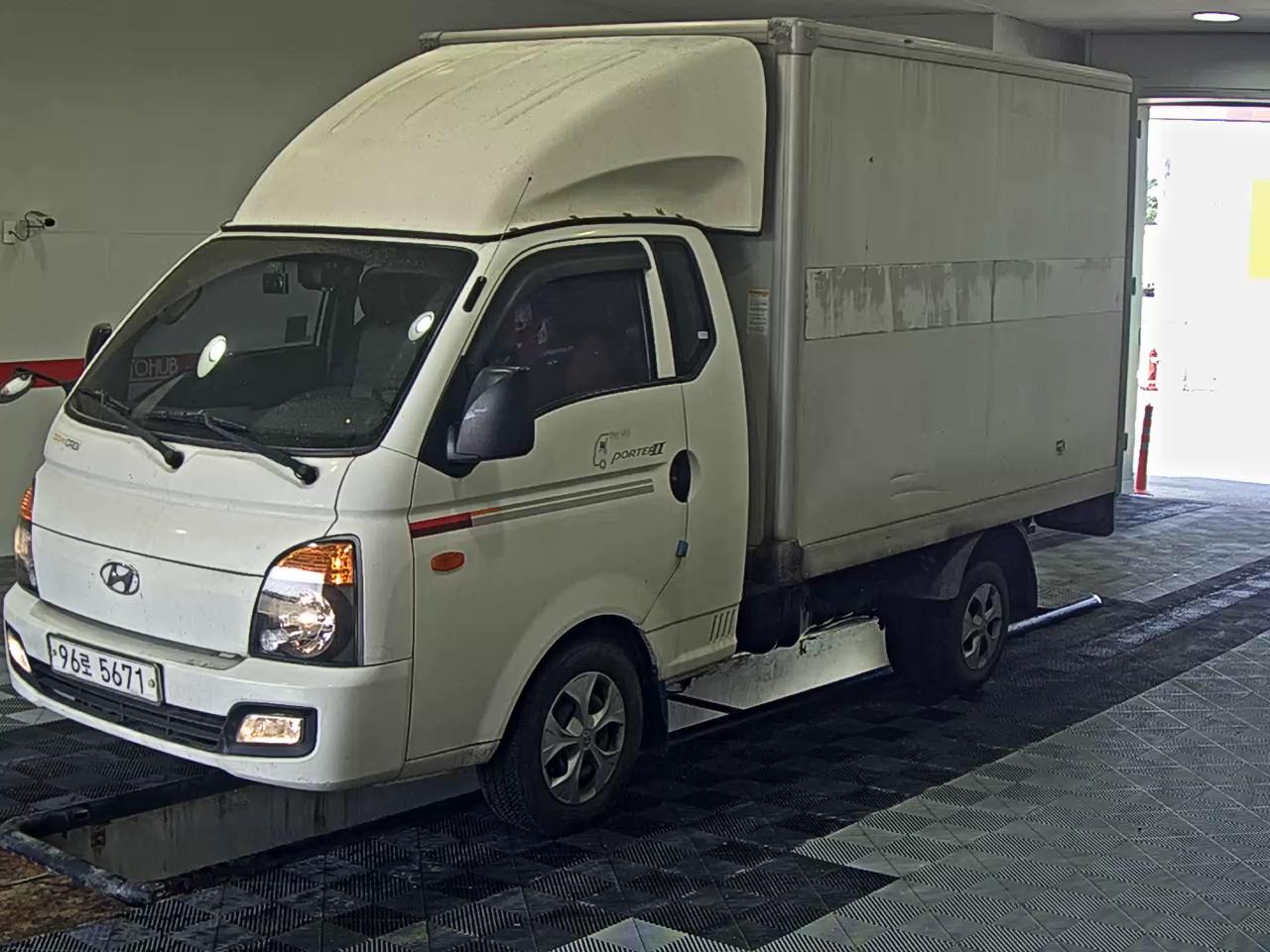 HYUNDAI PORTER II HIGH-ROOF BUILT-IN BOX TRUCK SUPER CAB