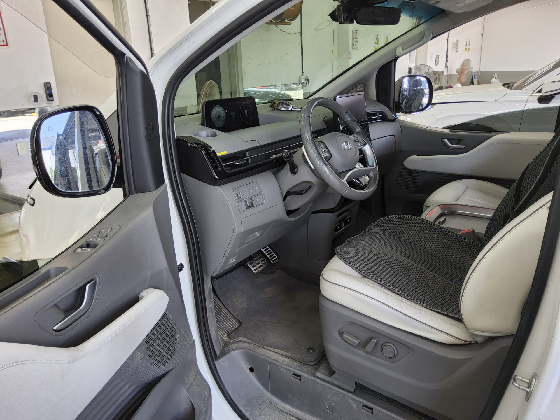 2022 - hyundai staria