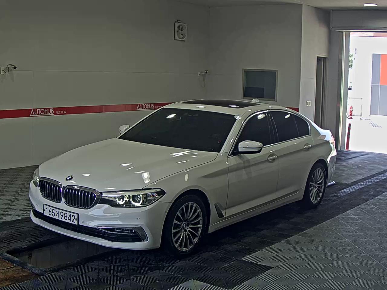 BMW 5 SERIES (7TH GEN) 520i