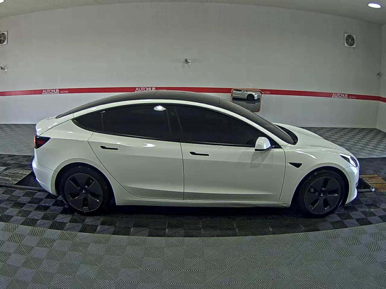 2022 - tesla model 3