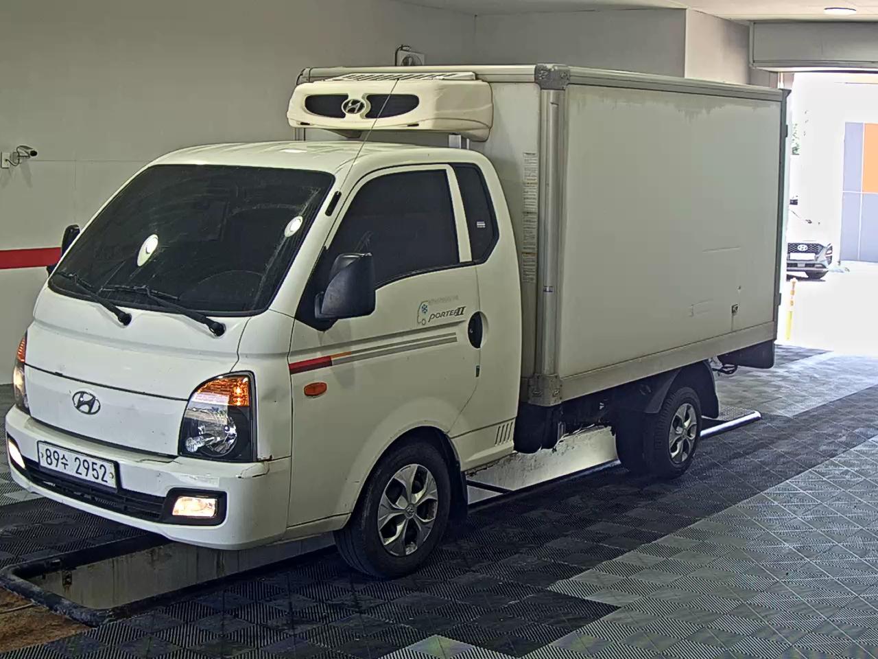 HYUNDAI PORTER II FREEZER BOX TRUCK SUPER CAB TWIN COMPRESSOR