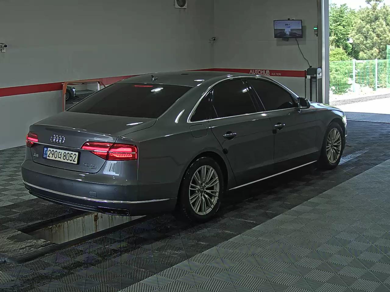 Audi A8 - 4