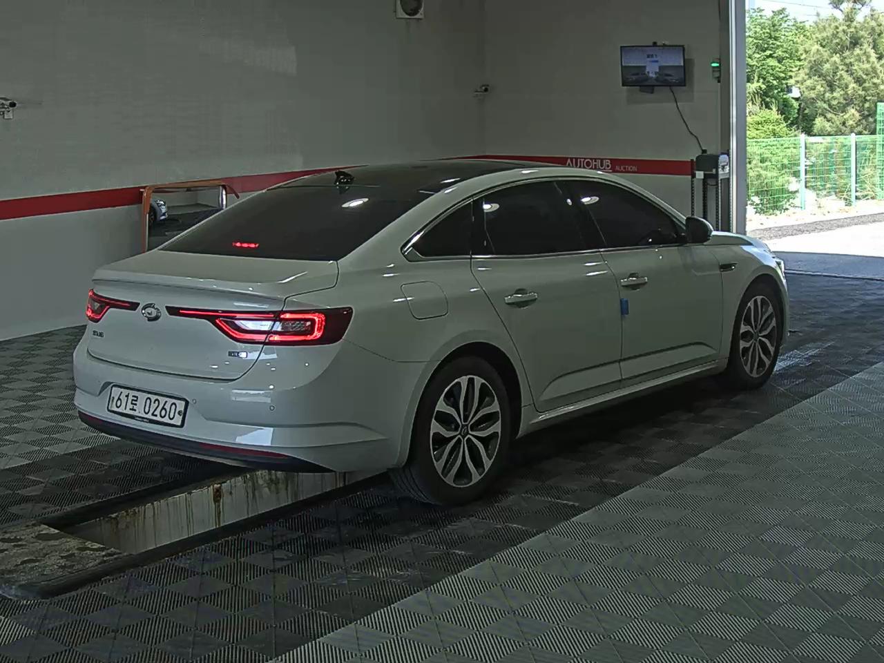 2016 - renault sm6
