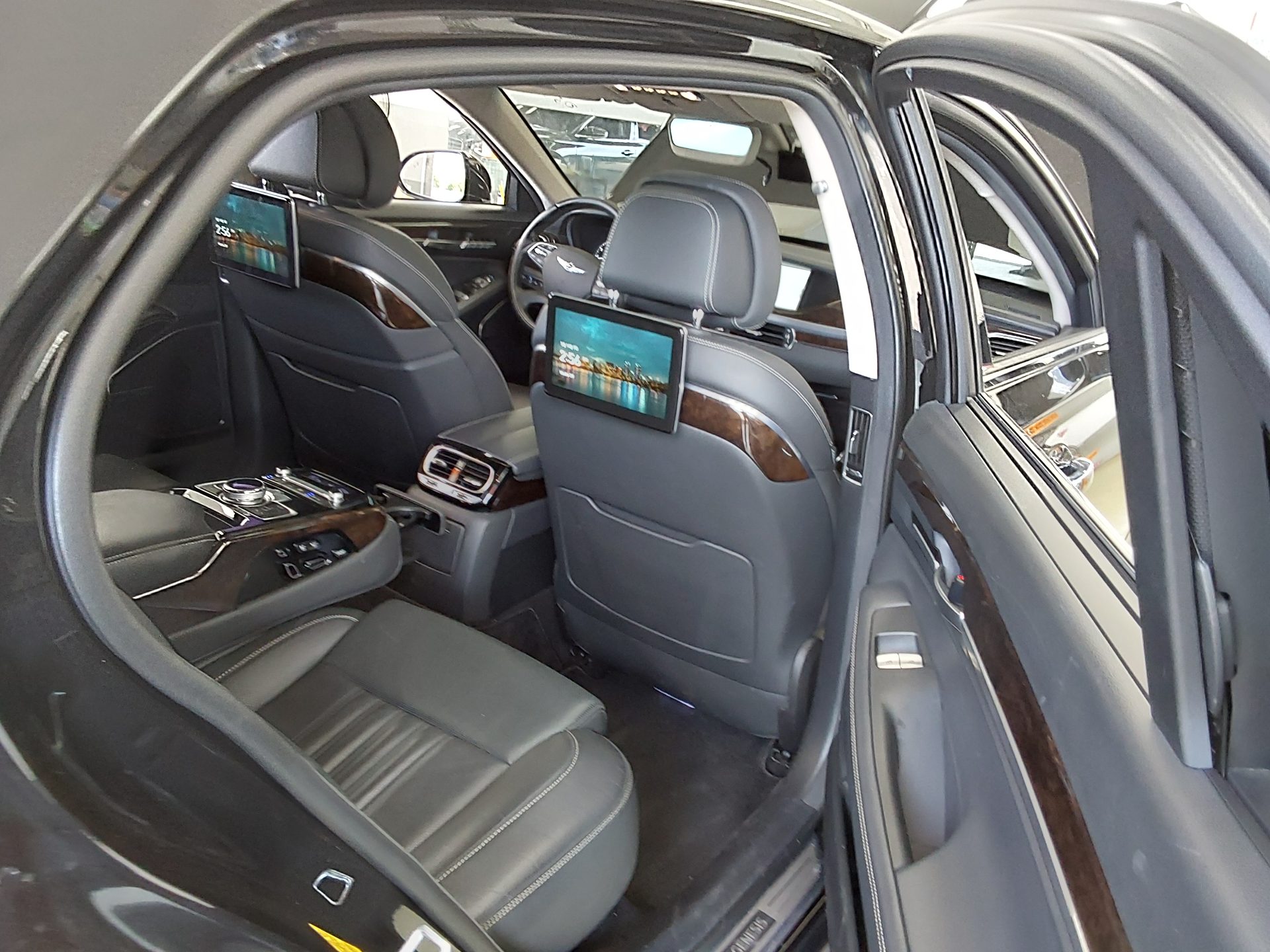 2019 - genesis g90