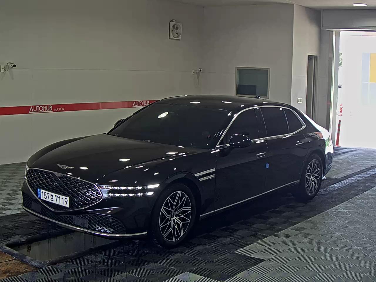 GENESIS G90 BASE MODEL