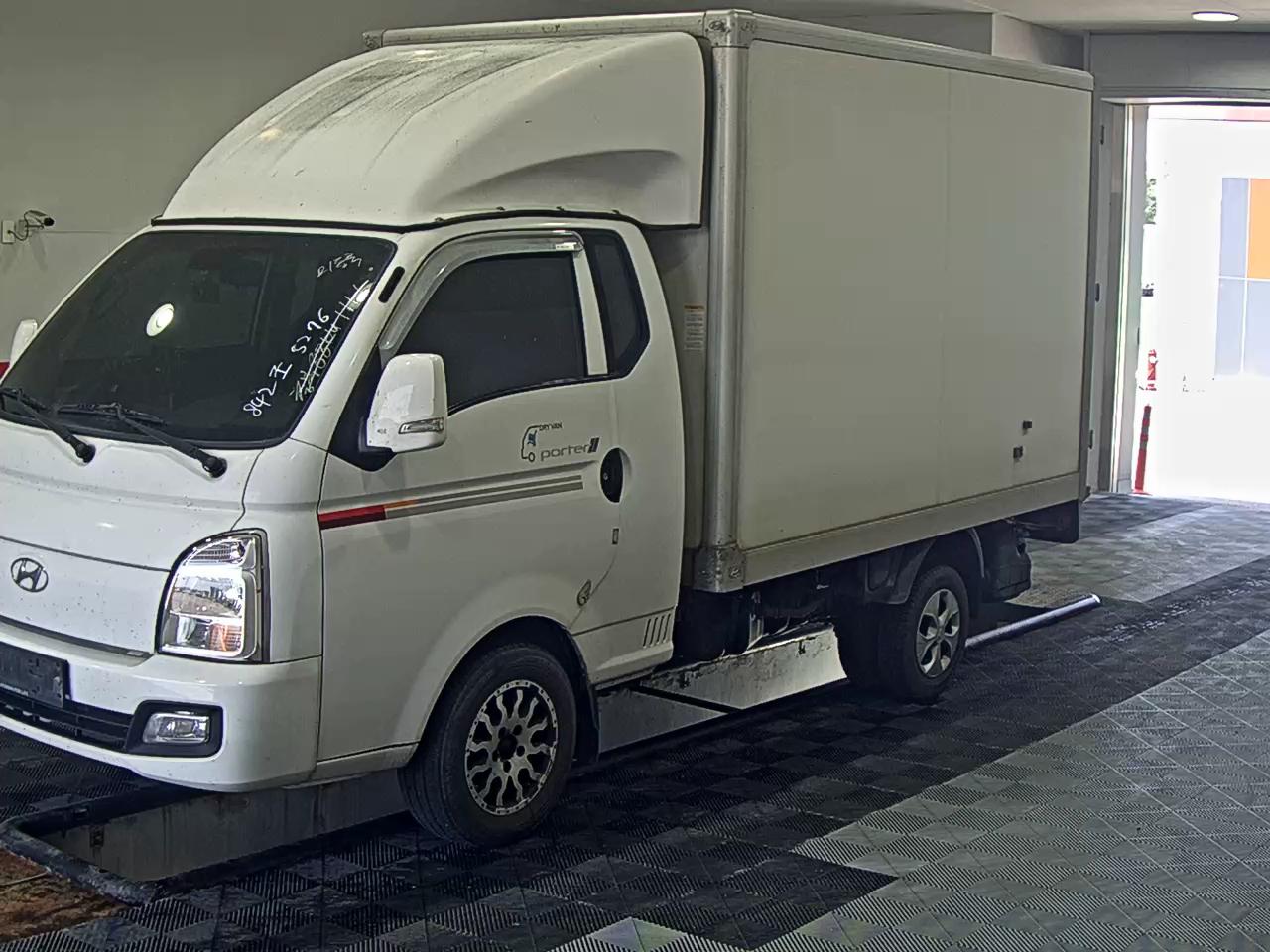HYUNDAI PORTER II HIGH-ROOF BUILT-IN BOX TRUCK SUPER CAB