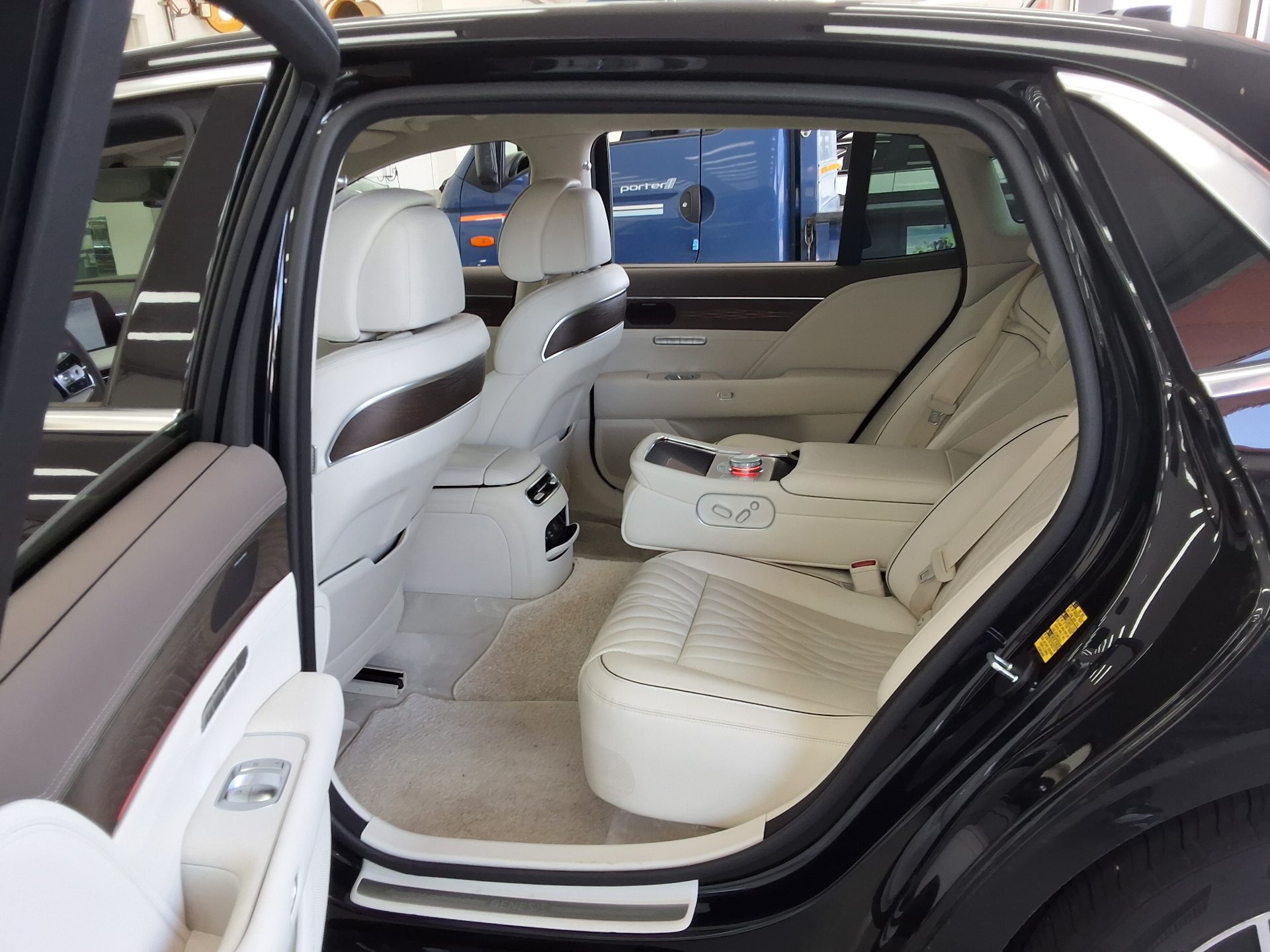 2023 - genesis g90