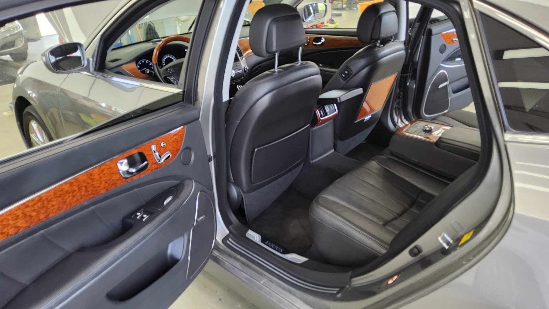 2010 - hyundai equus