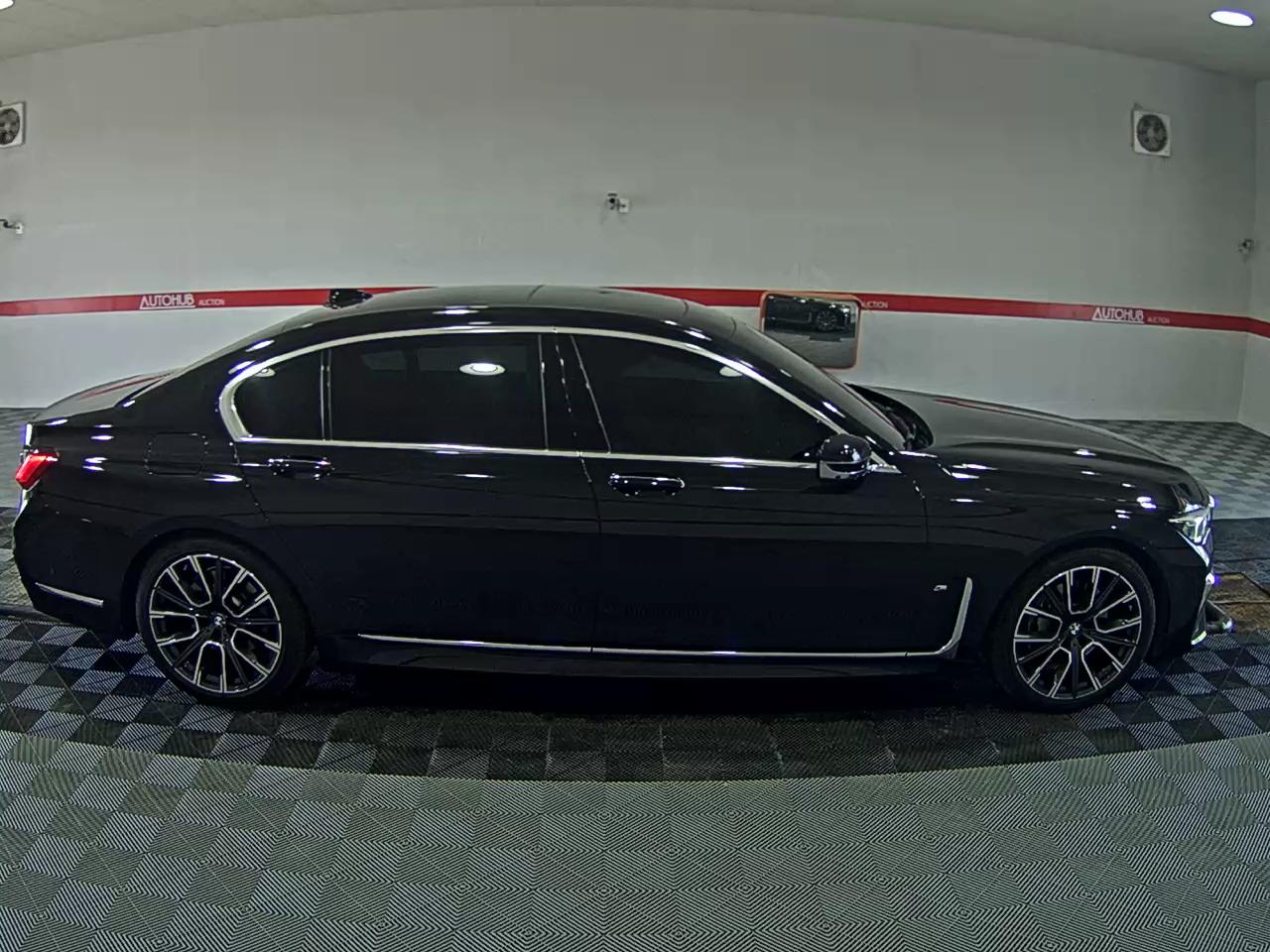 2021 - bmw m7