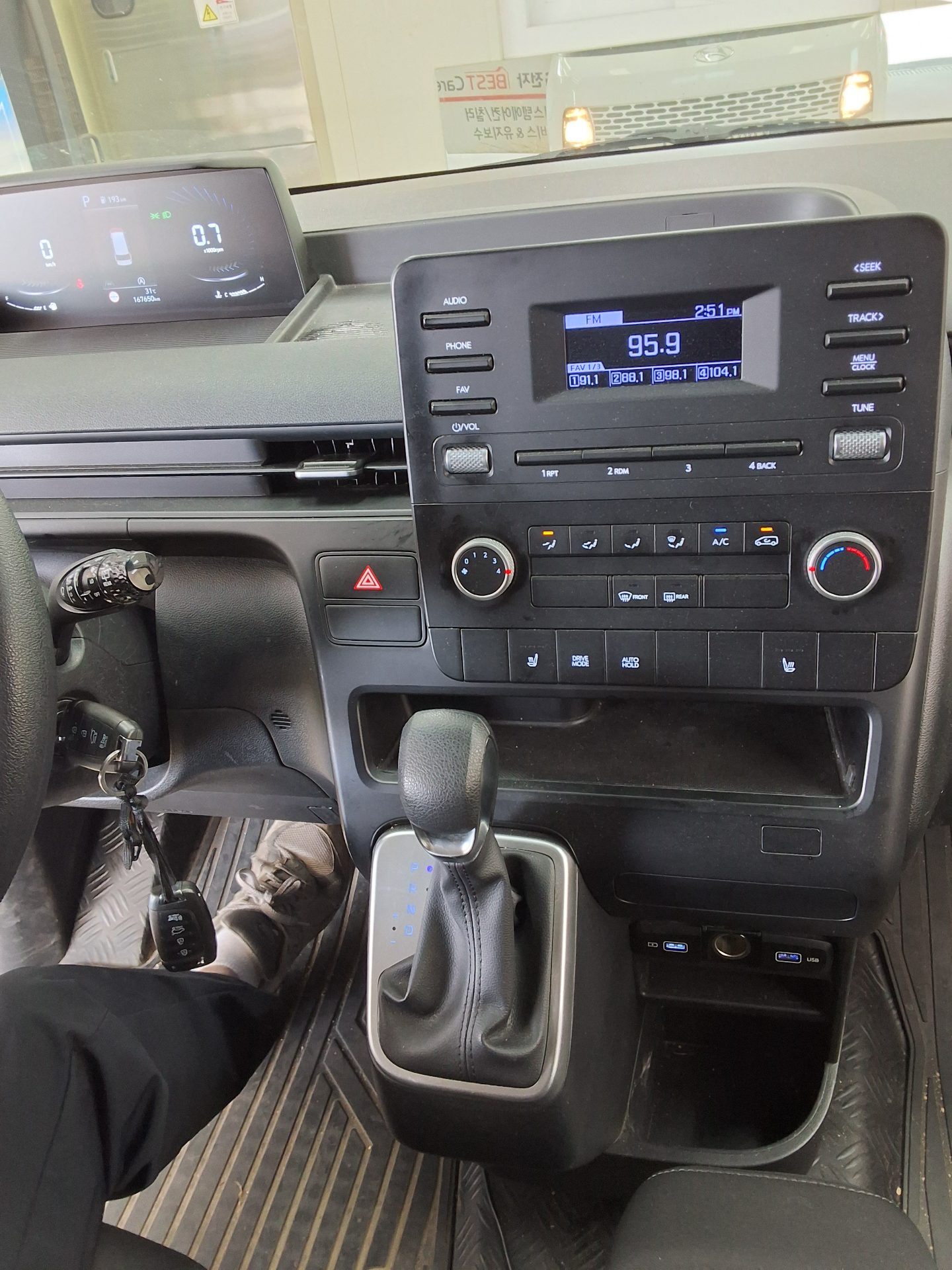 2022 - hyundai staria