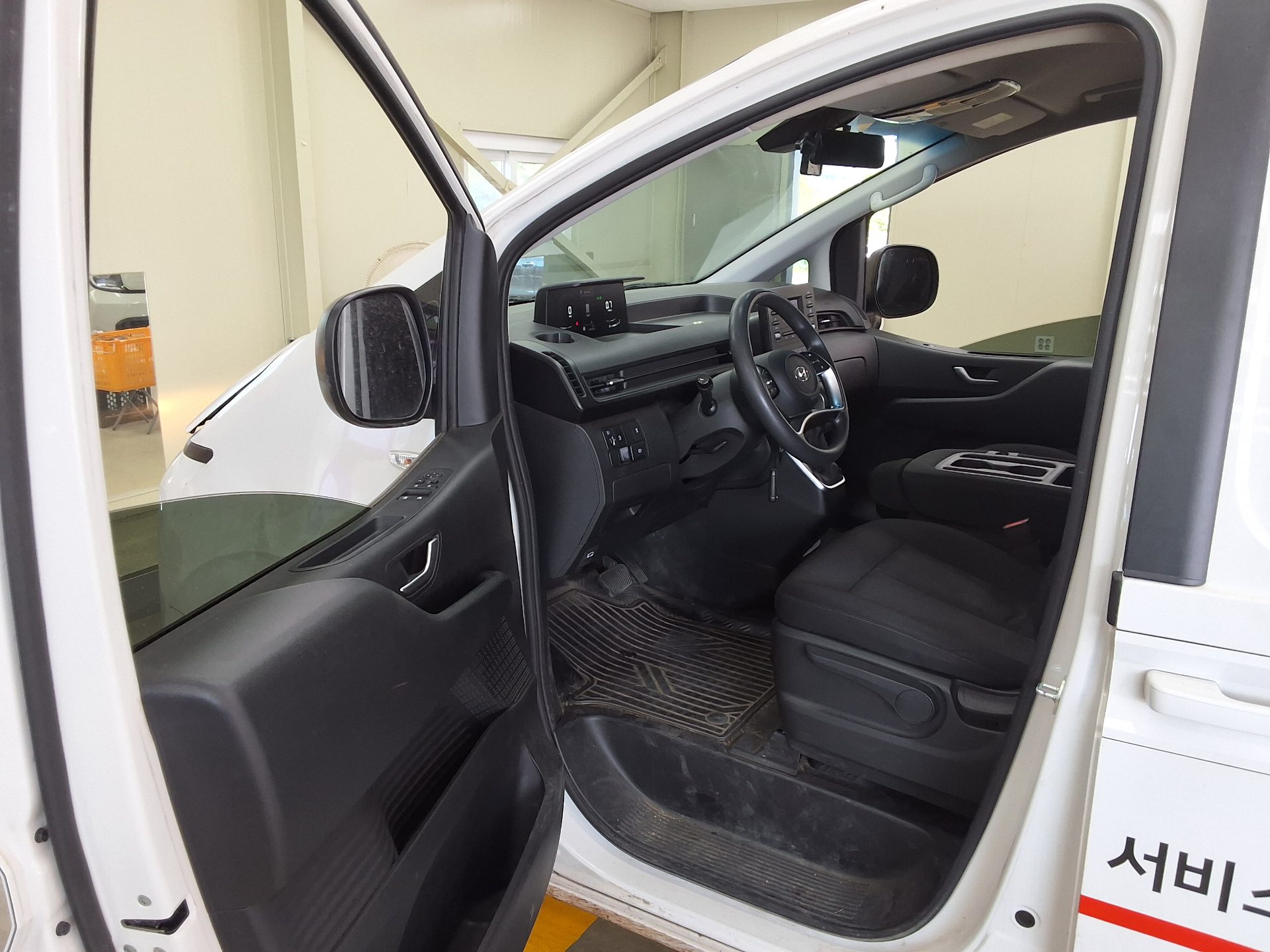 2022 - hyundai staria