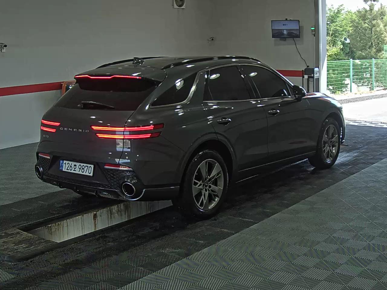 2021 - genesis gv70