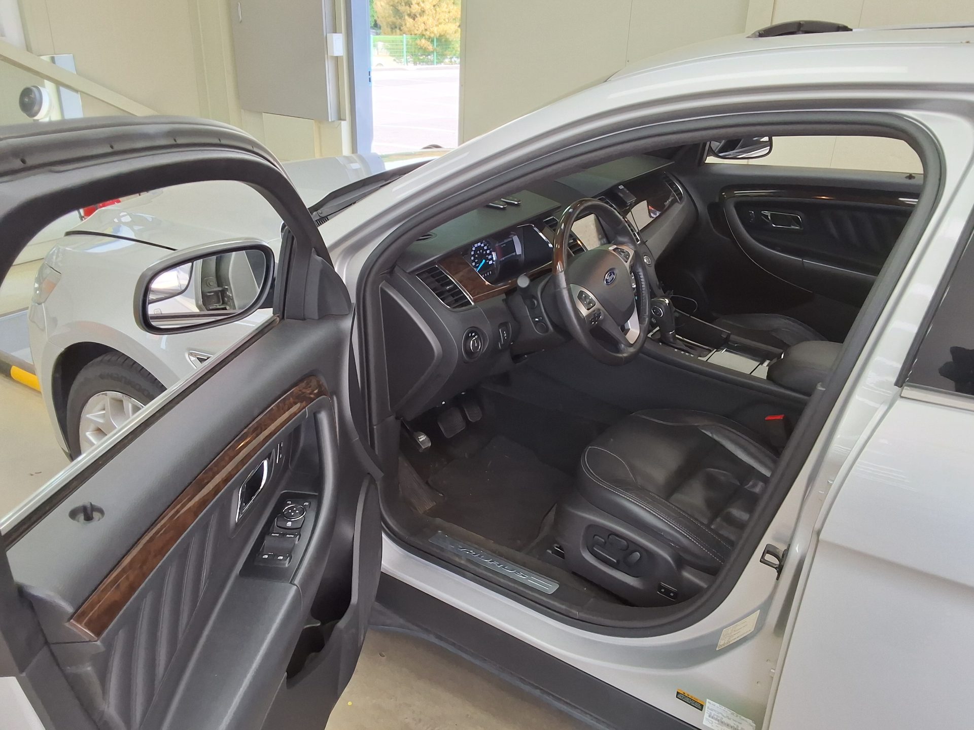 2014 - ford taurus