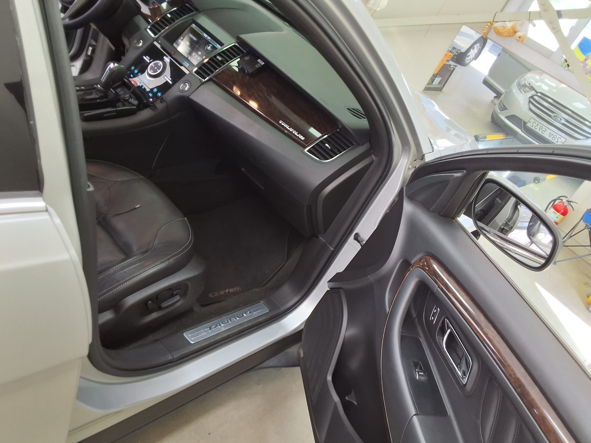 2014 - ford taurus