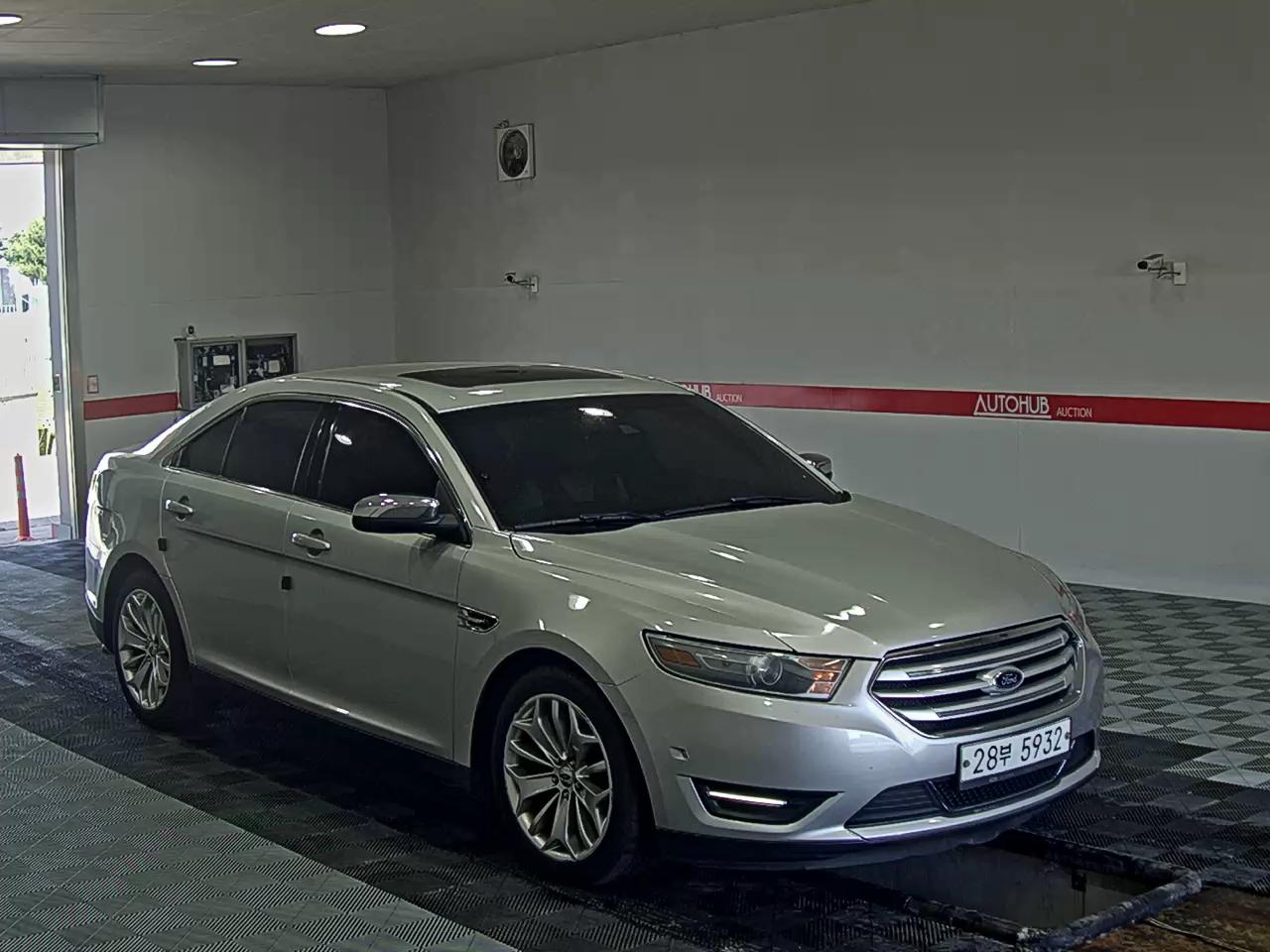 2014 - ford taurus
