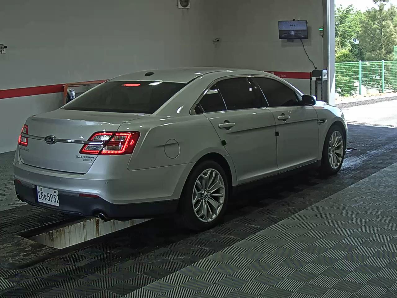 2014 - ford taurus