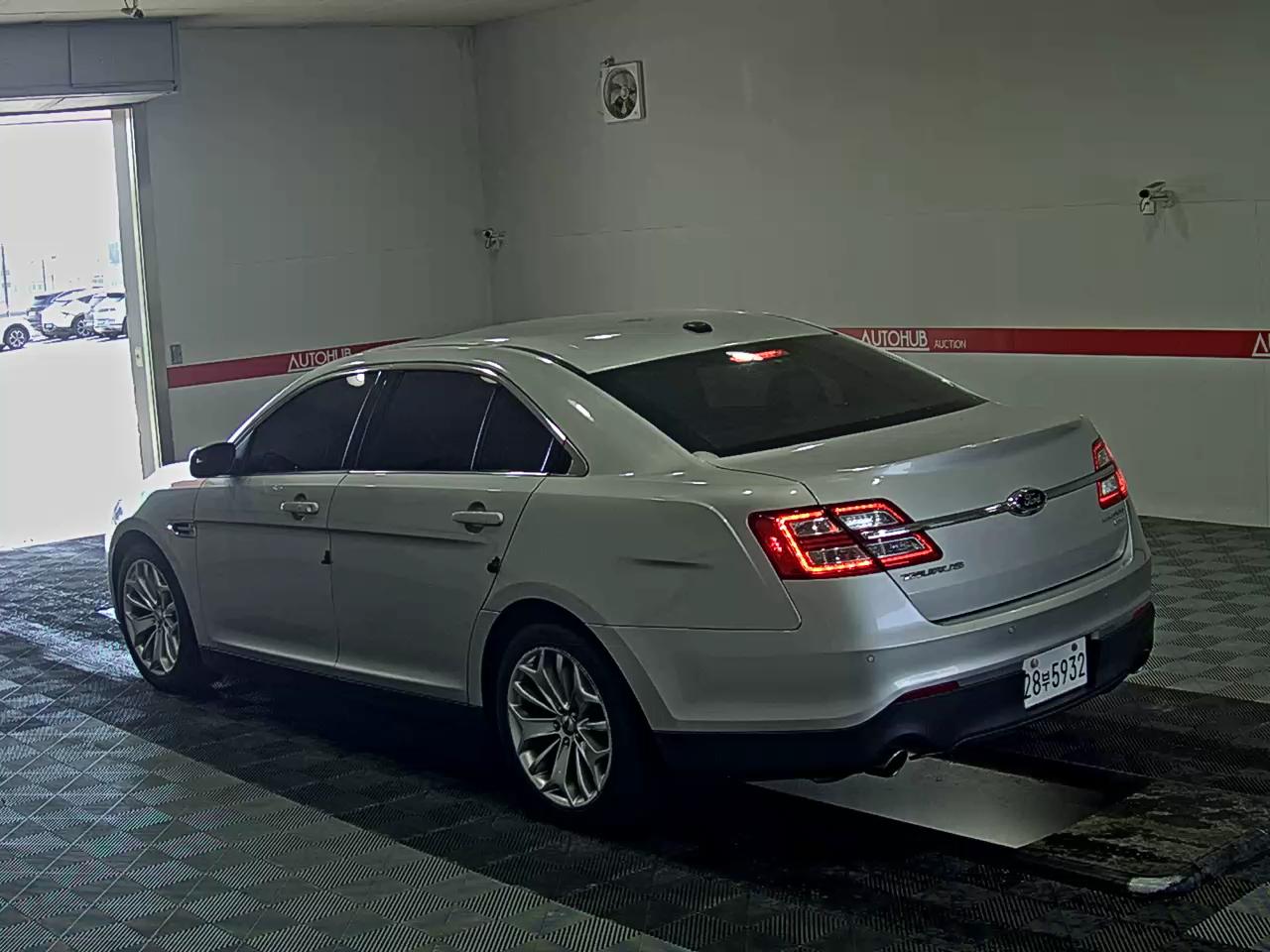 2014 - ford taurus