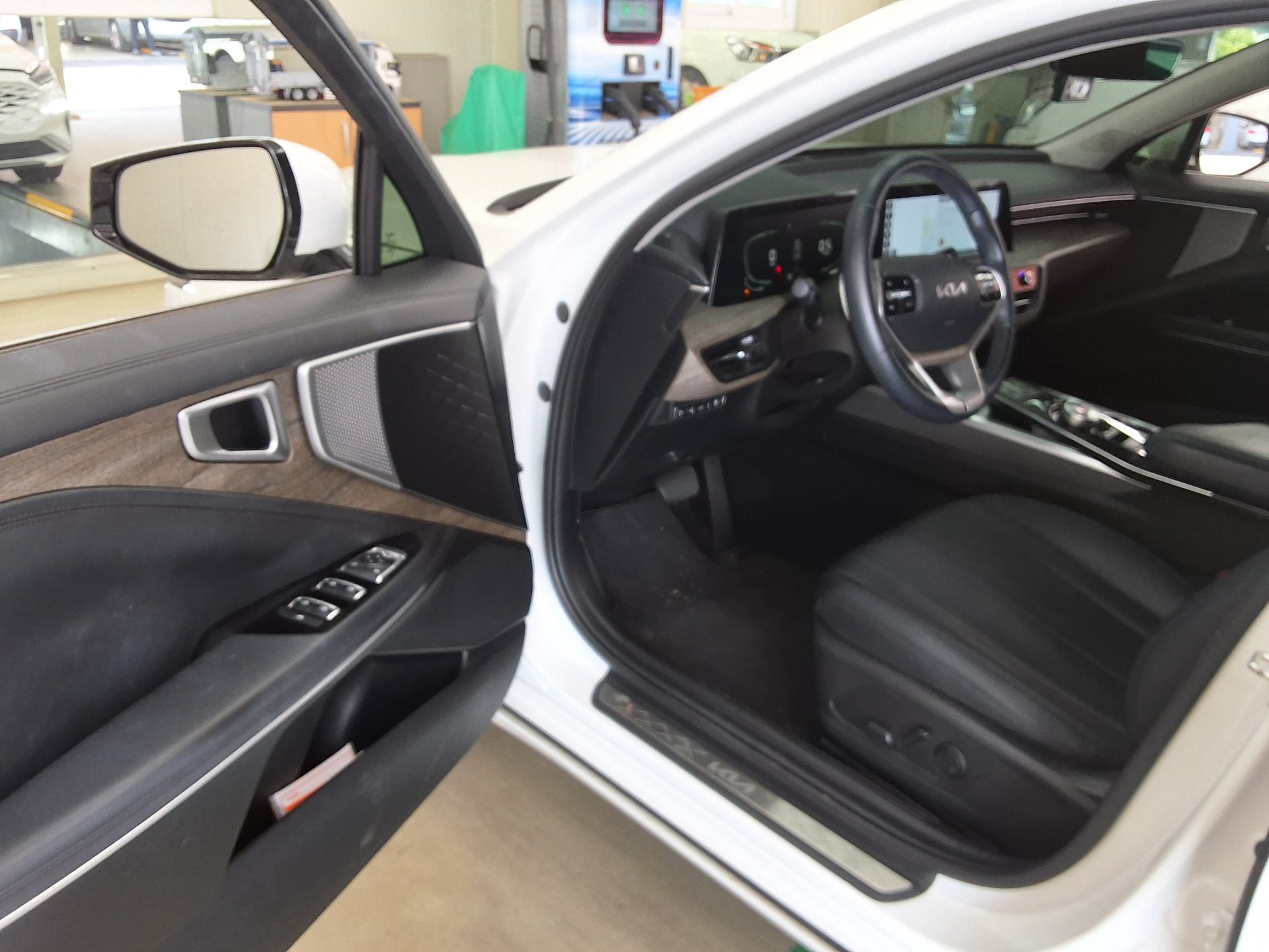 2023 - kia k8
