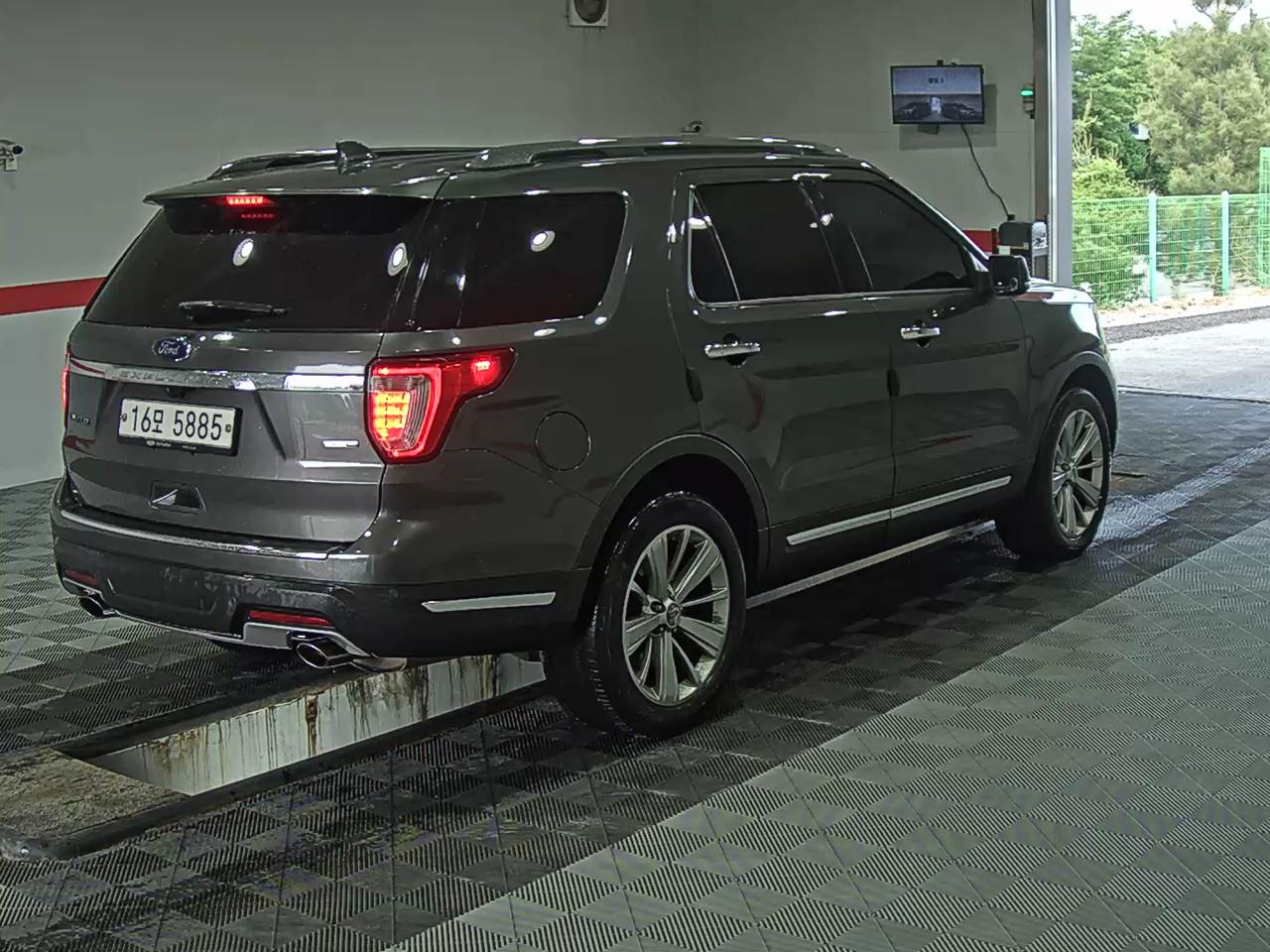 2018 - ford explorer