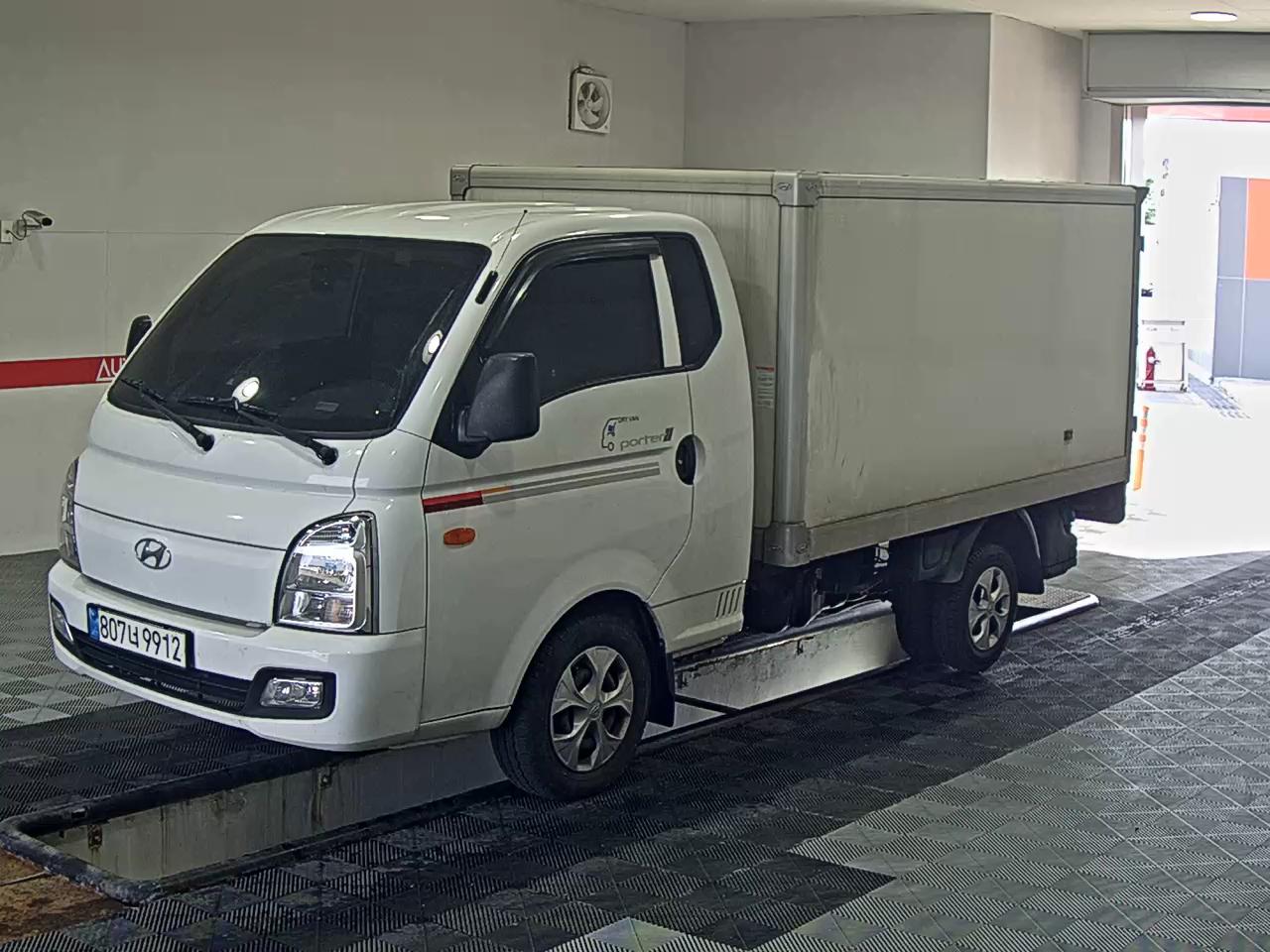HYUNDAI PORTER II BUILT-IN BOX TRUCK LOW DECK