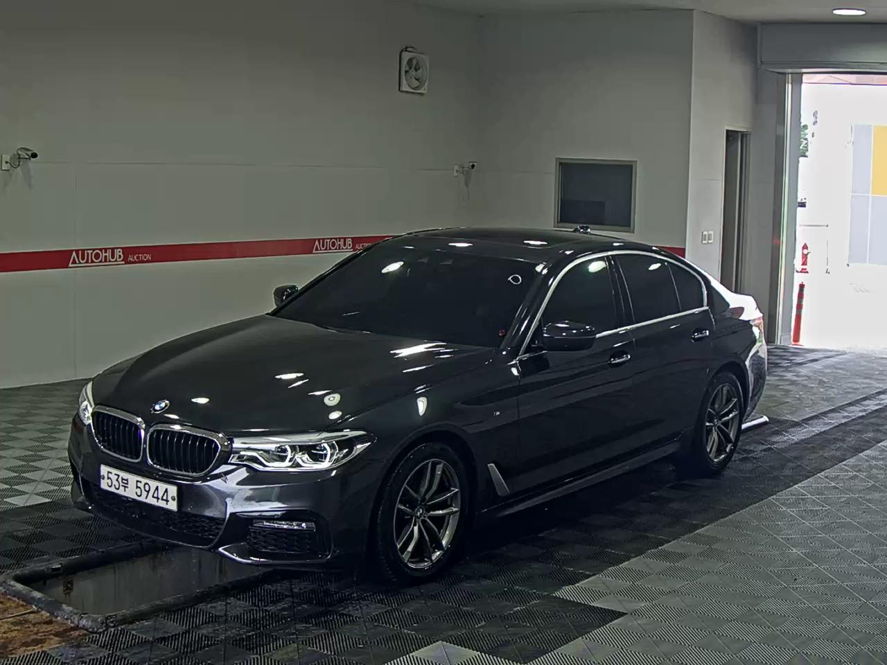 BMW 5 SERIES (7TH GEN) 520d xDrive M PACK