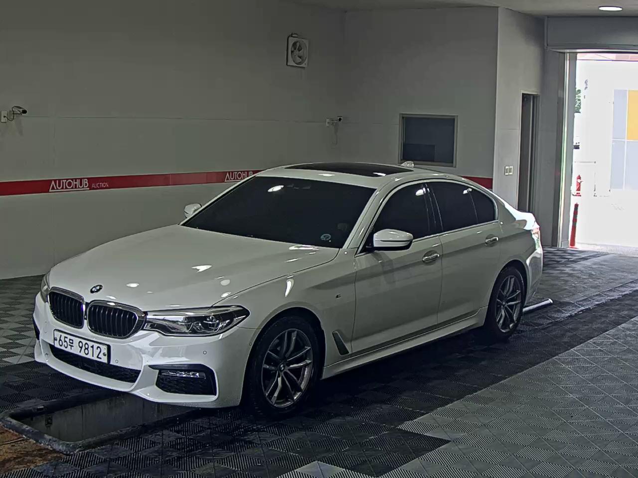 BMW 5 SERIES (7TH GEN) 520d xDrive M PACK