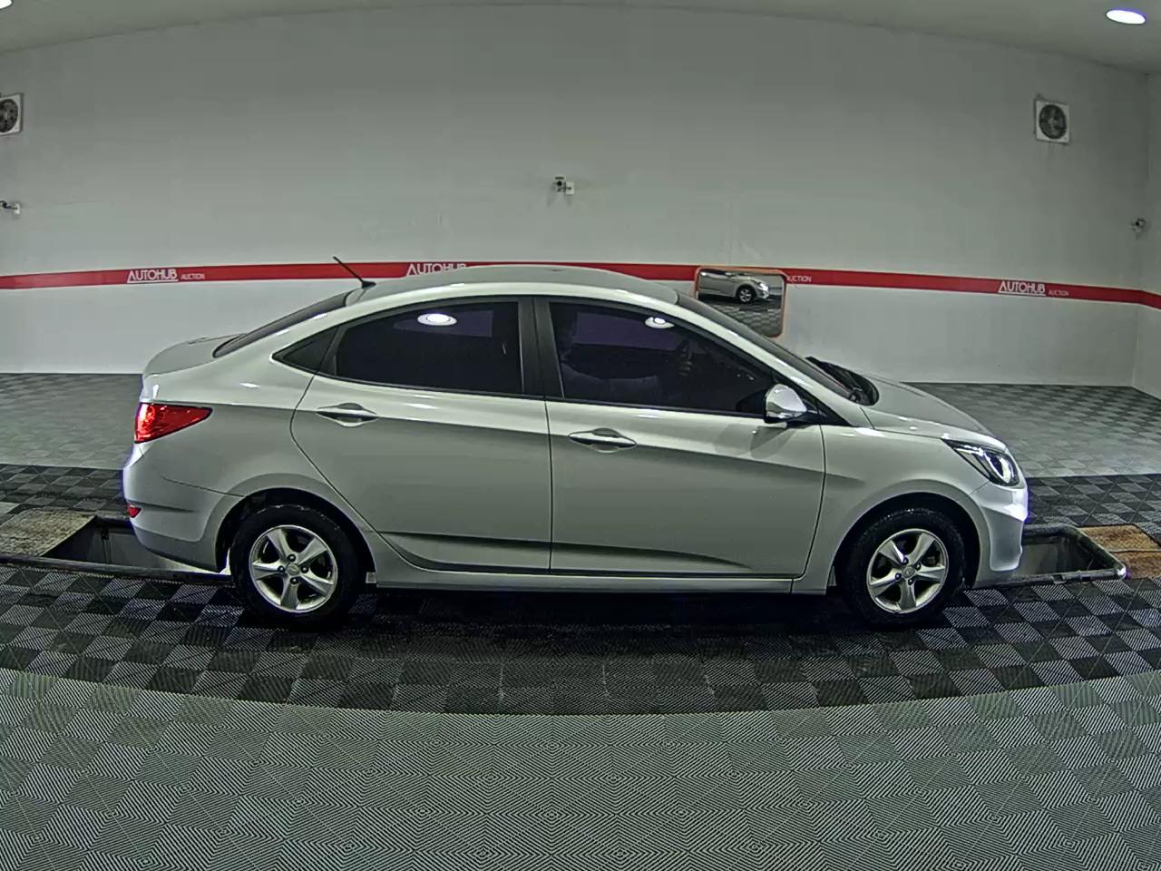 2012 - hyundai accent