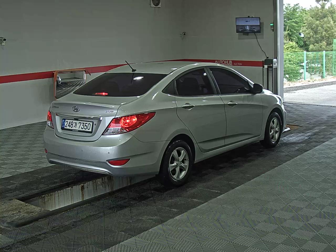 2012 - hyundai accent