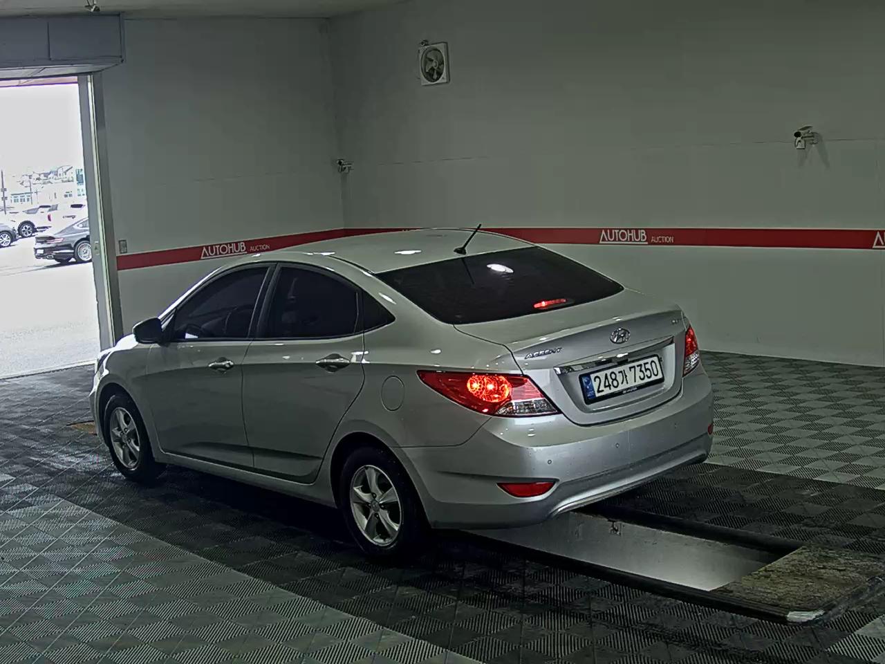 2012 - hyundai accent