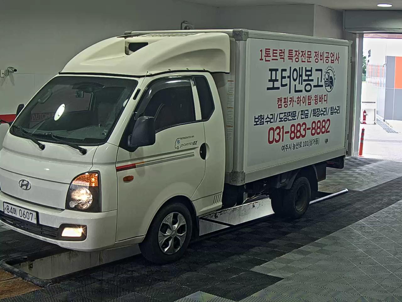 HYUNDAI PORTER II FREEZER BOX TRUCK SUPER CAB TWIN COMPRESSOR
