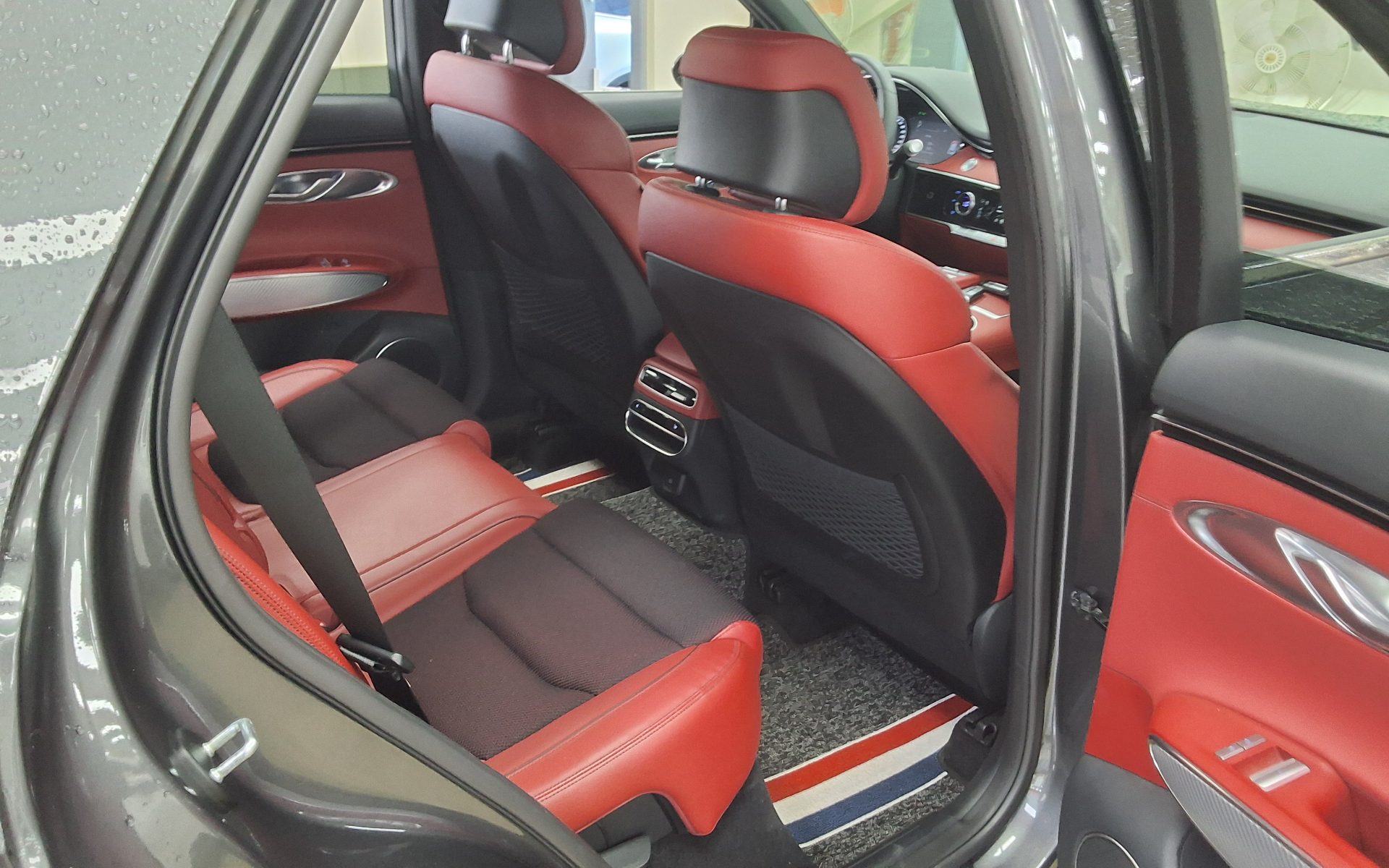 2021 - genesis gv70