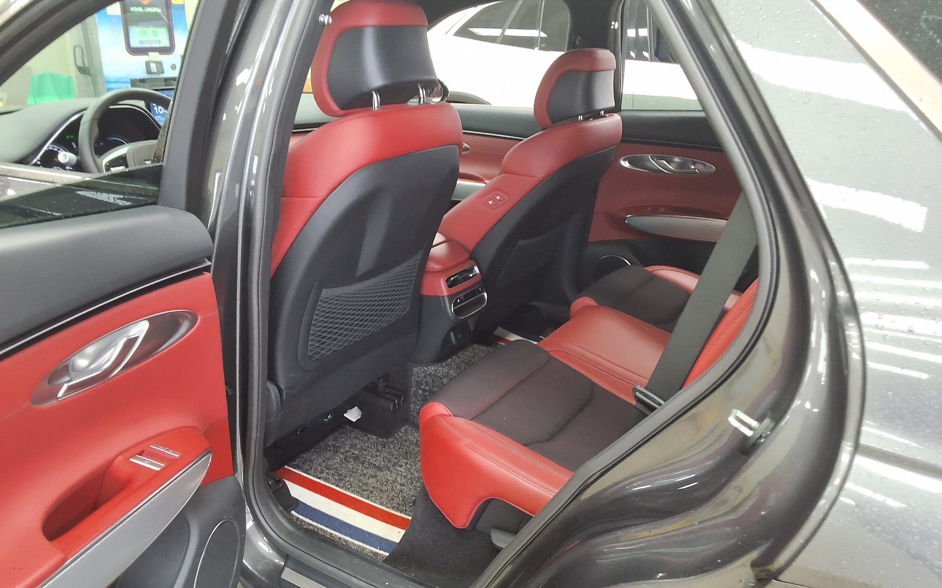 2021 - genesis gv70