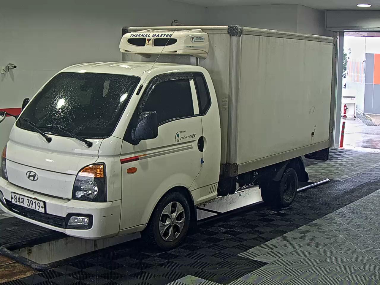HYUNDAI PORTER II BUILT-IN BOX TRUCK SUPER CAB