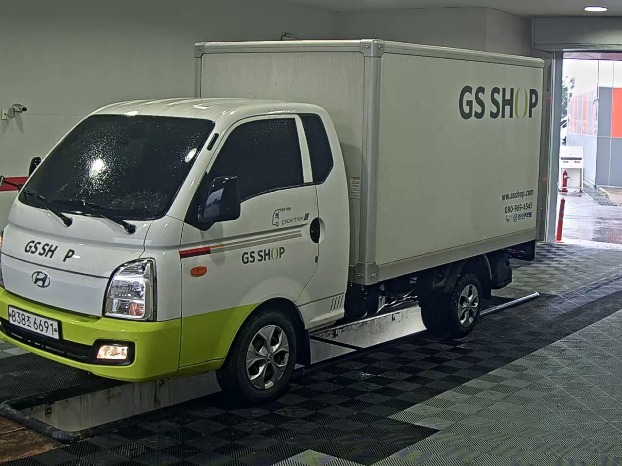 HYUNDAI PORTER II BUILT-IN BOX TRUCK SUPER CAB