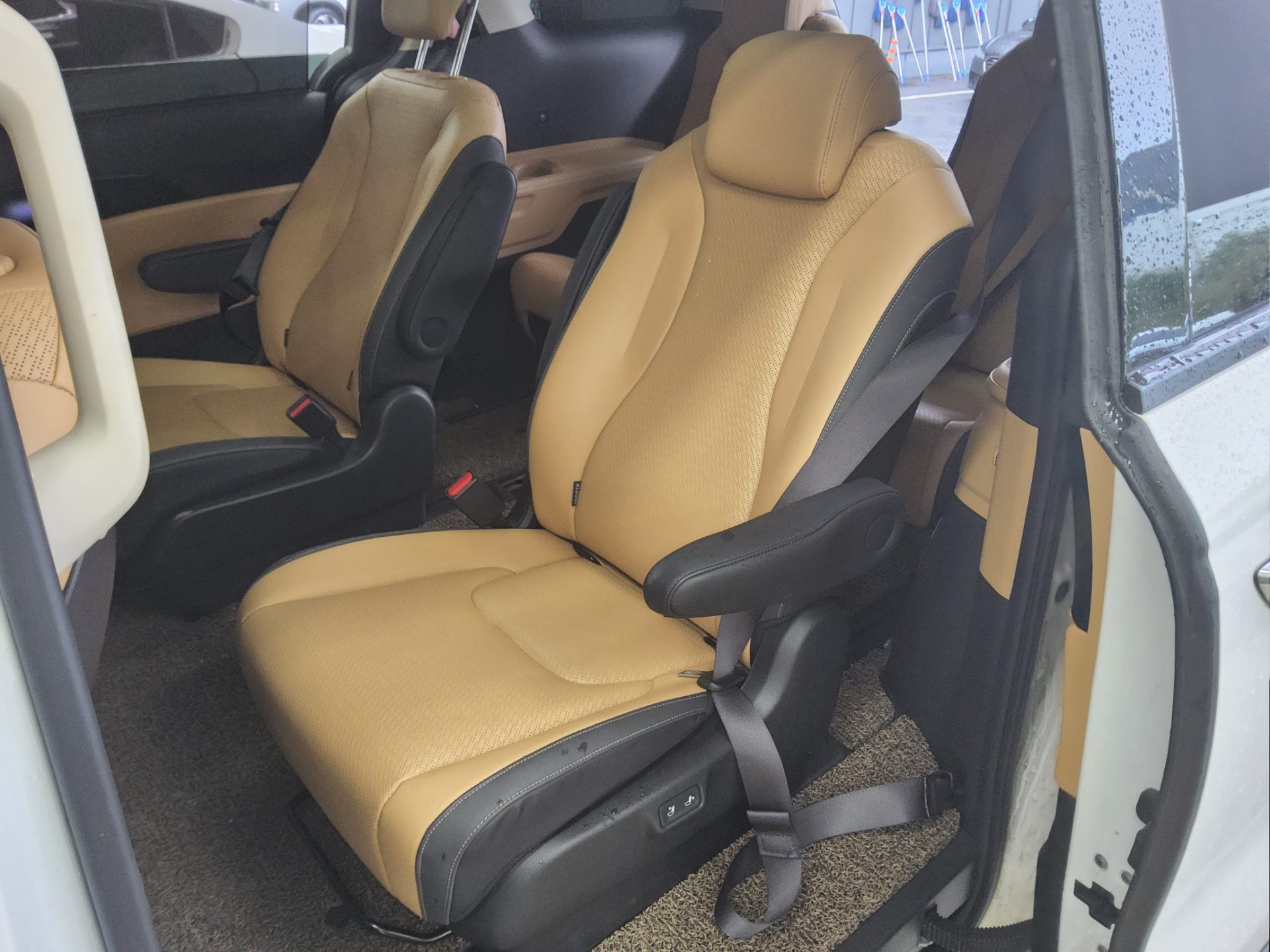 2023 - kia carnival