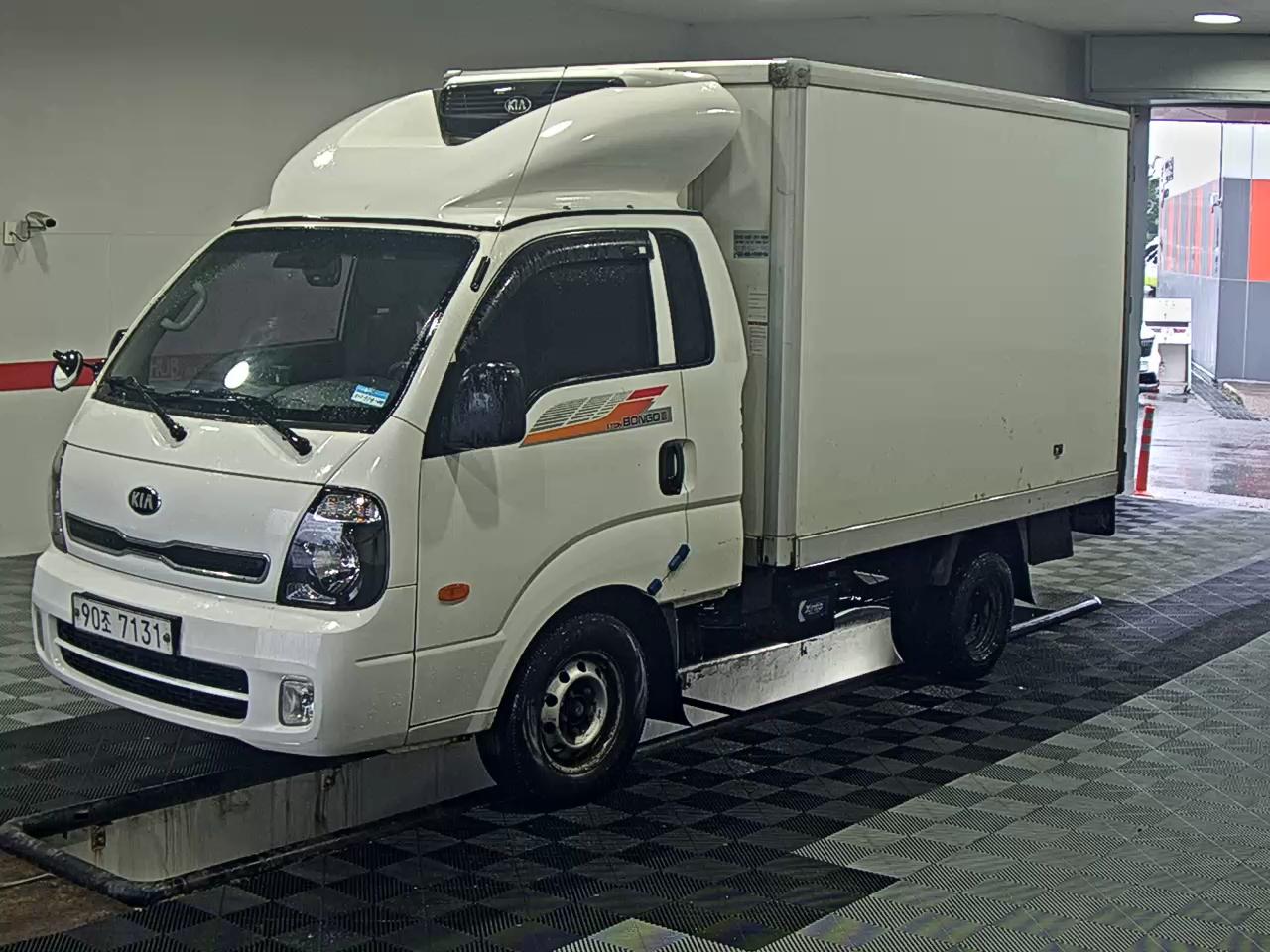 KIA BONGO III CARGO FREEZER BOX TRUCK 1 TON KING CAB