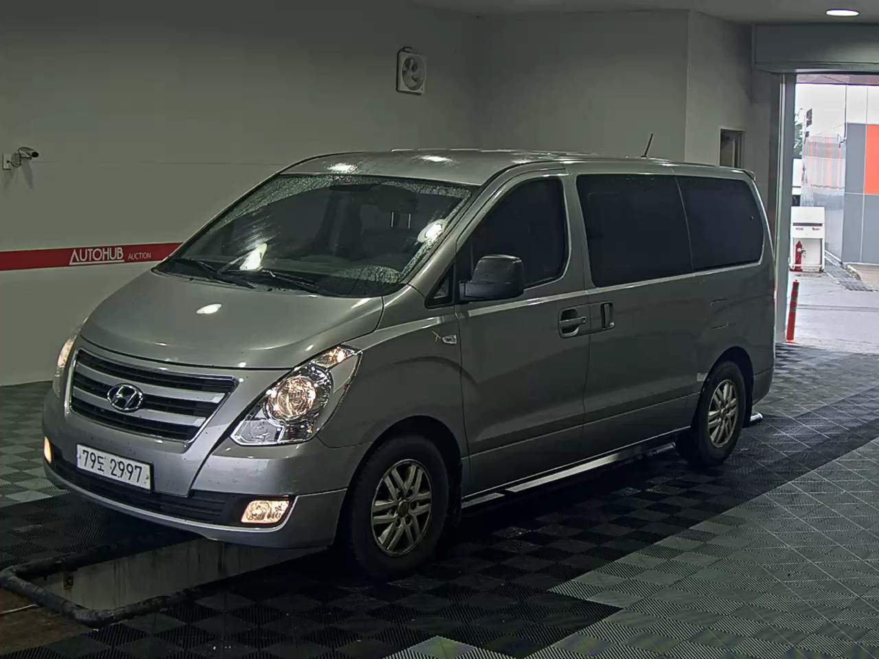 HYUNDAI GRAND STAREX