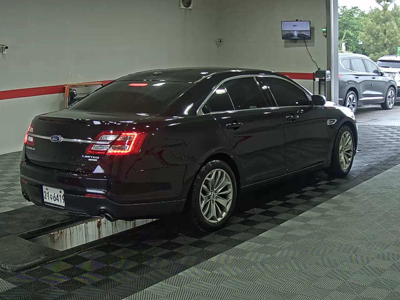 2017 - ford taurus
