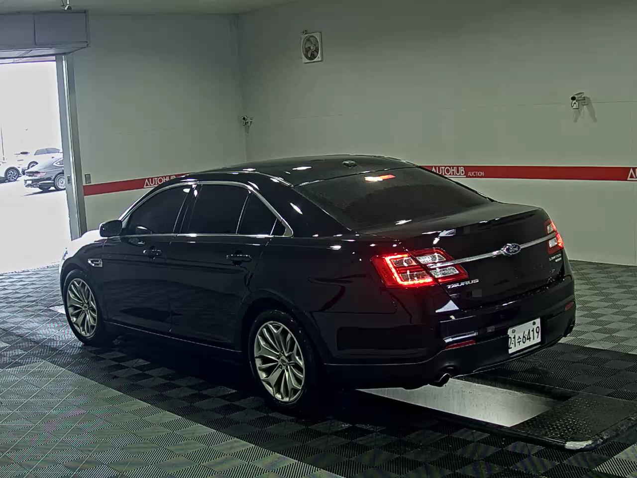 2017 - ford taurus