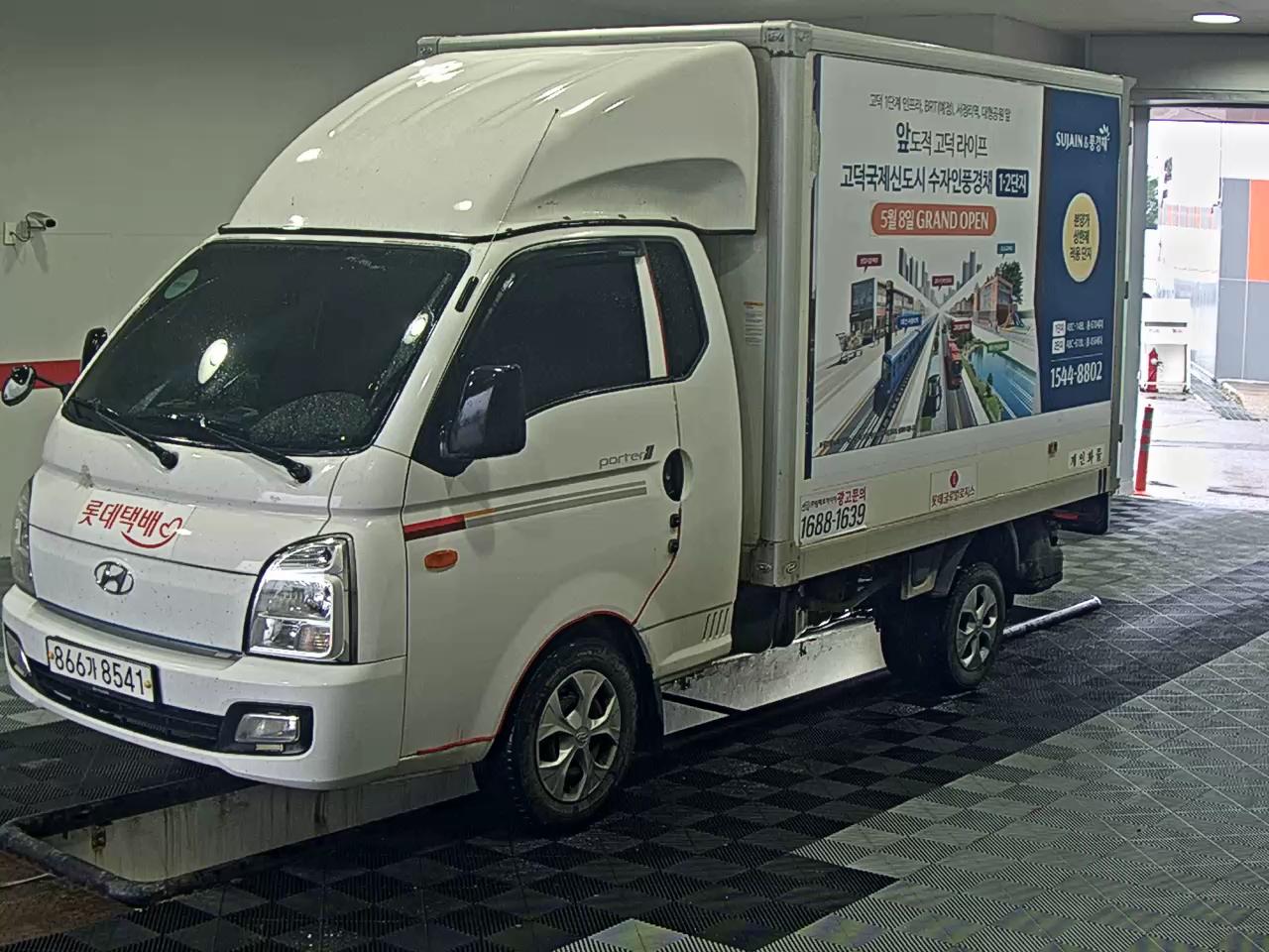 HYUNDAI PORTER II HIGH-ROOF BUILT-IN BOX TRUCK SUPER CAB