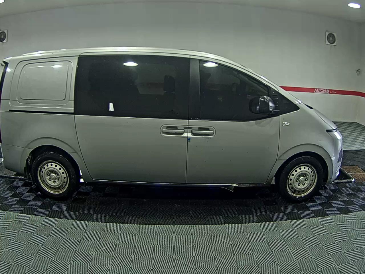 2022 - hyundai staria