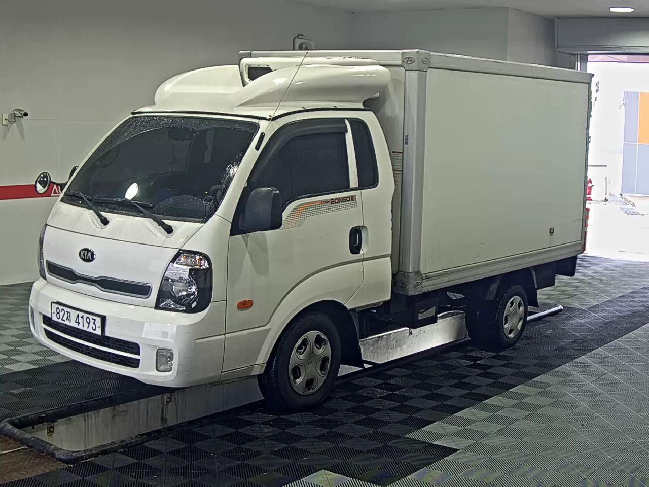 KIA BONGO III CARGO FREEZER BOX TRUCK 1 TON KING CAB