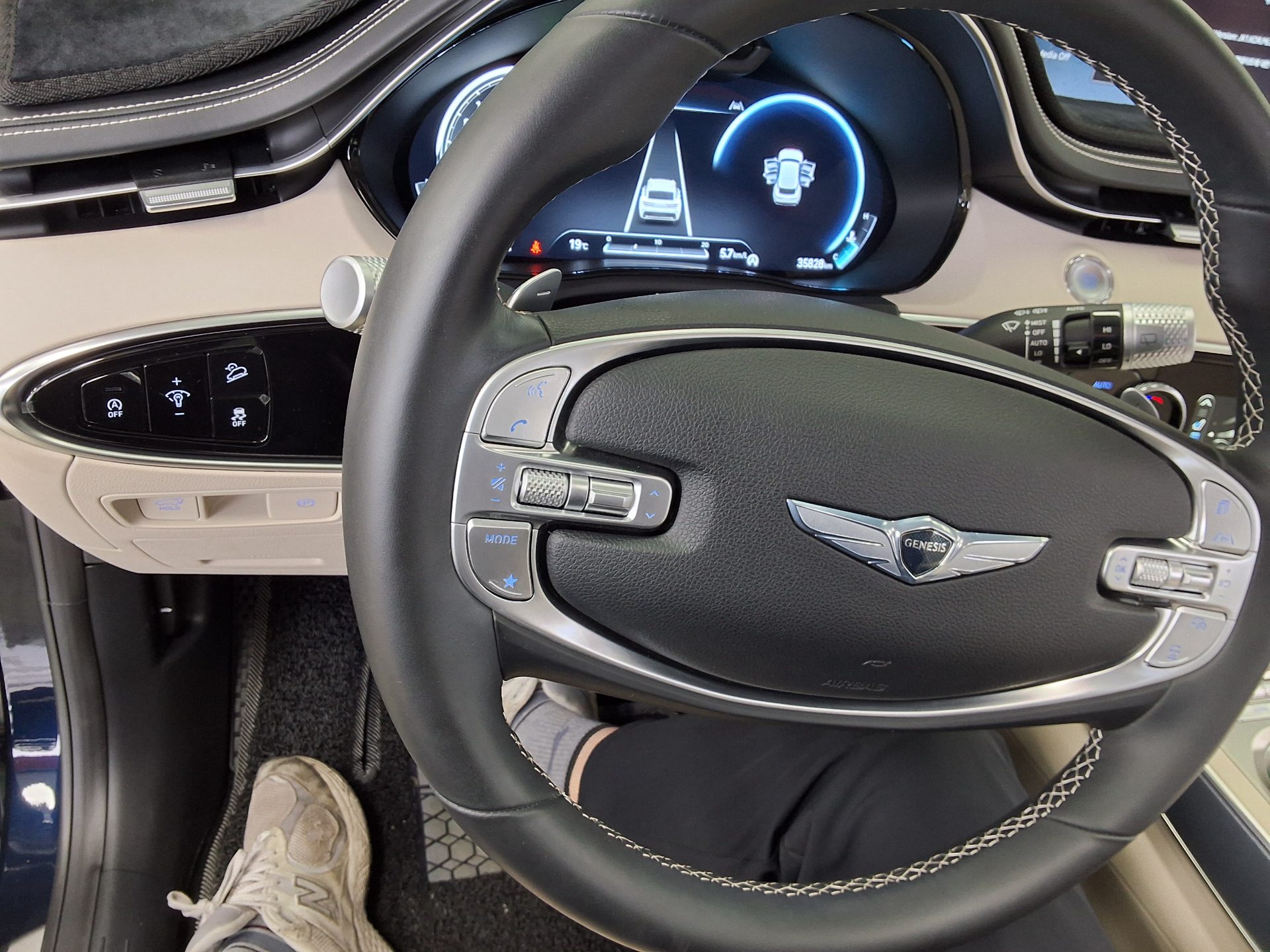 2022 - genesis gv70