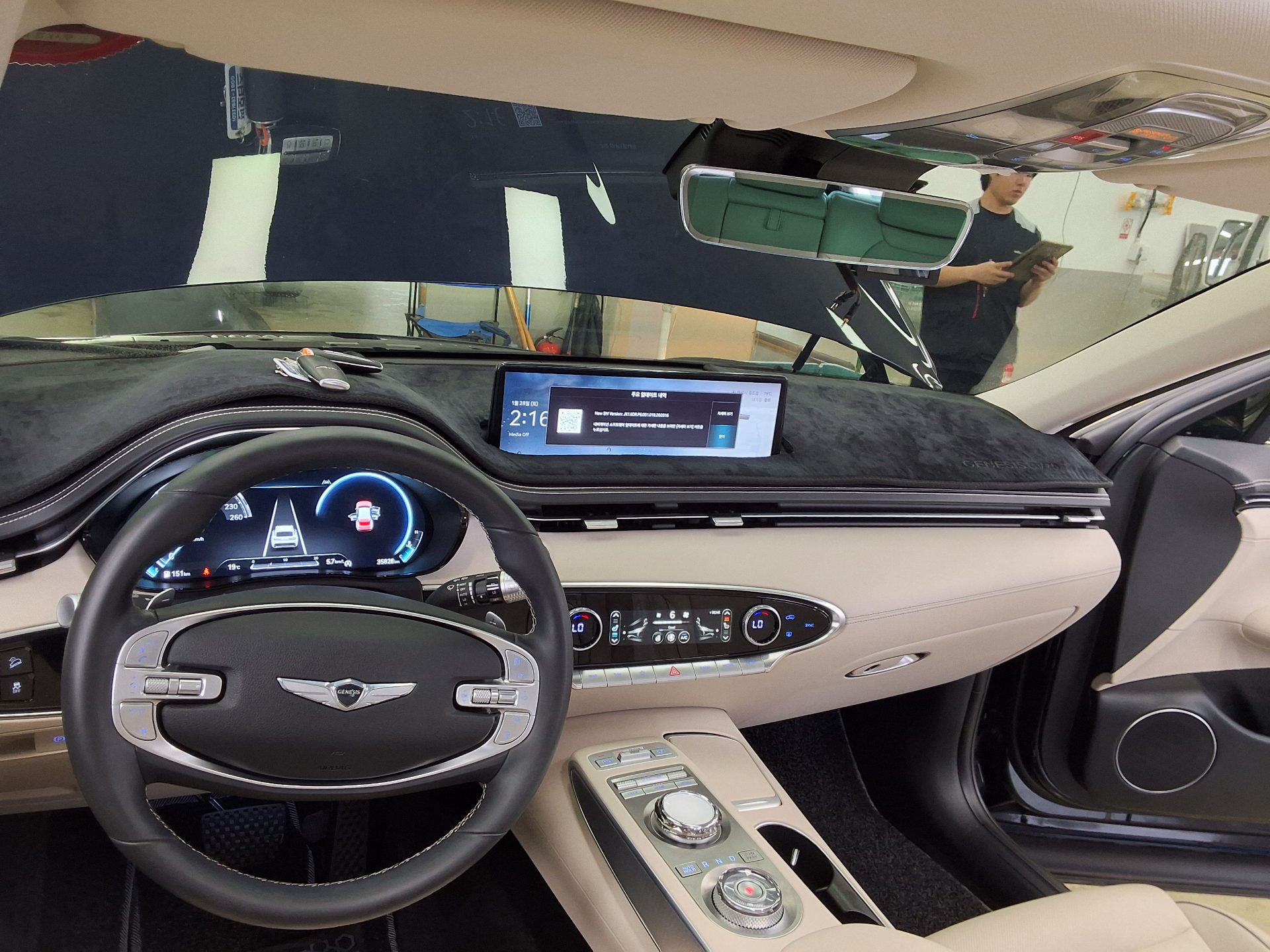 2022 - genesis gv70