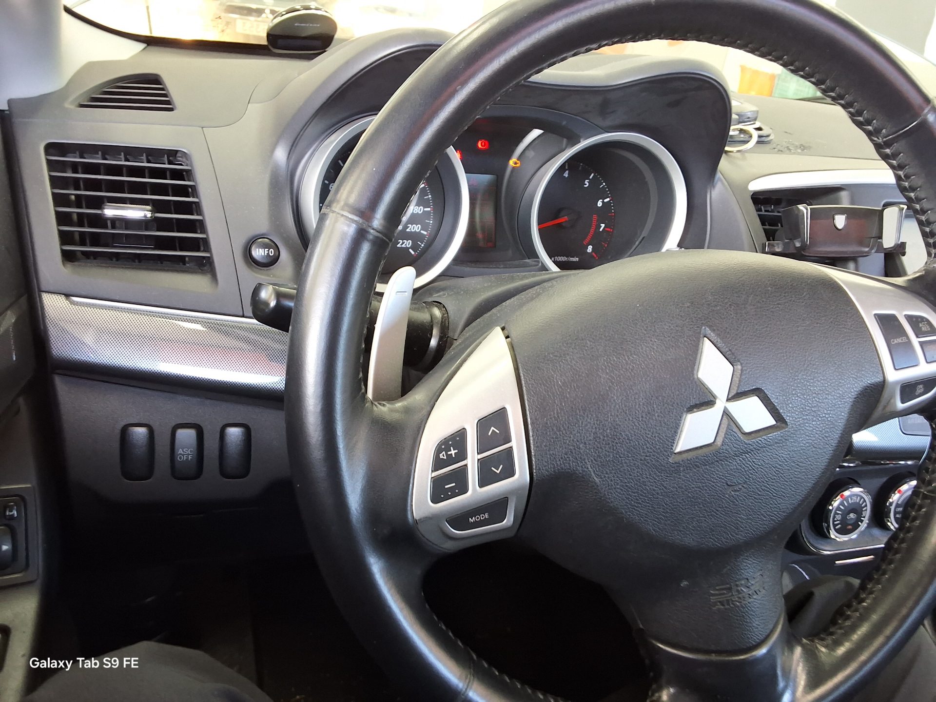 2010 - mitsubishi lnacer