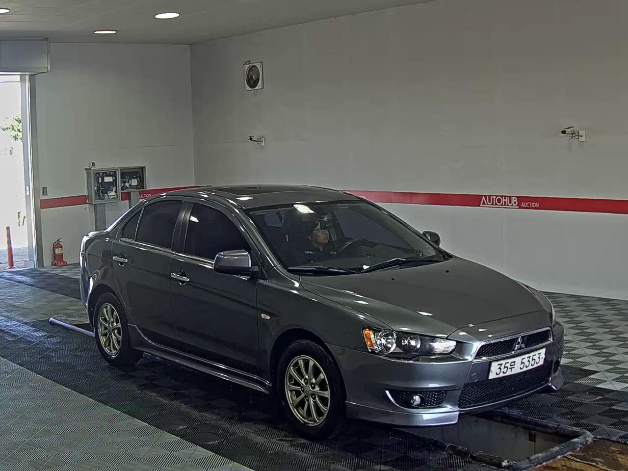 2010 - mitsubishi lnacer